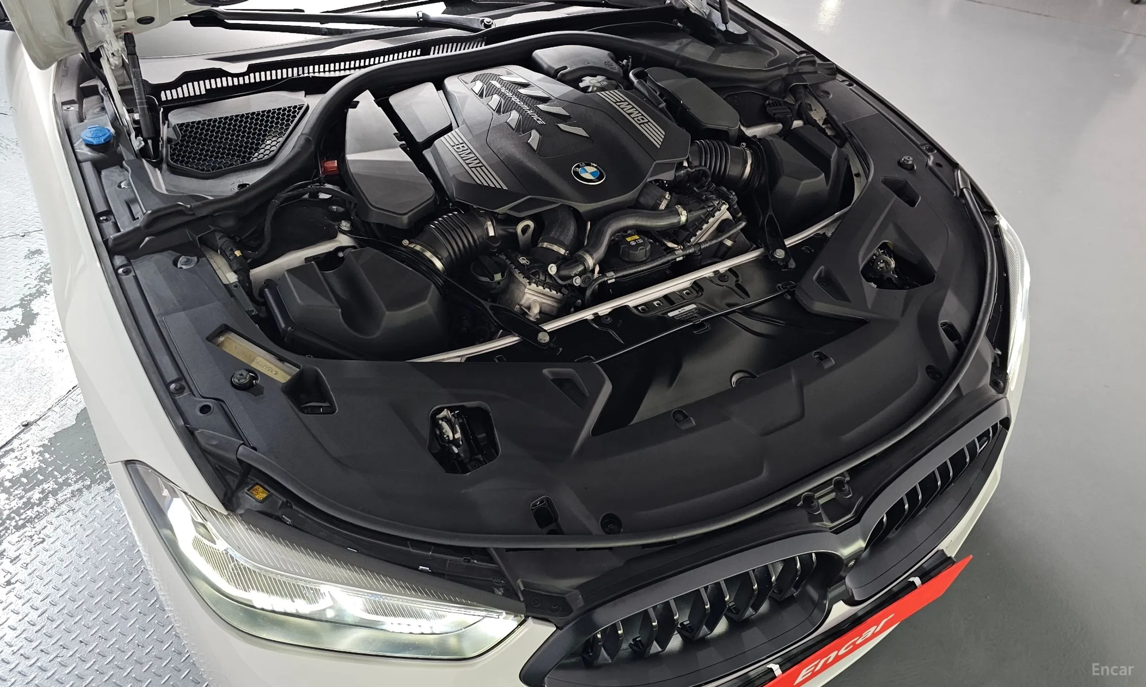 BMW 8-series (G15) превью 6