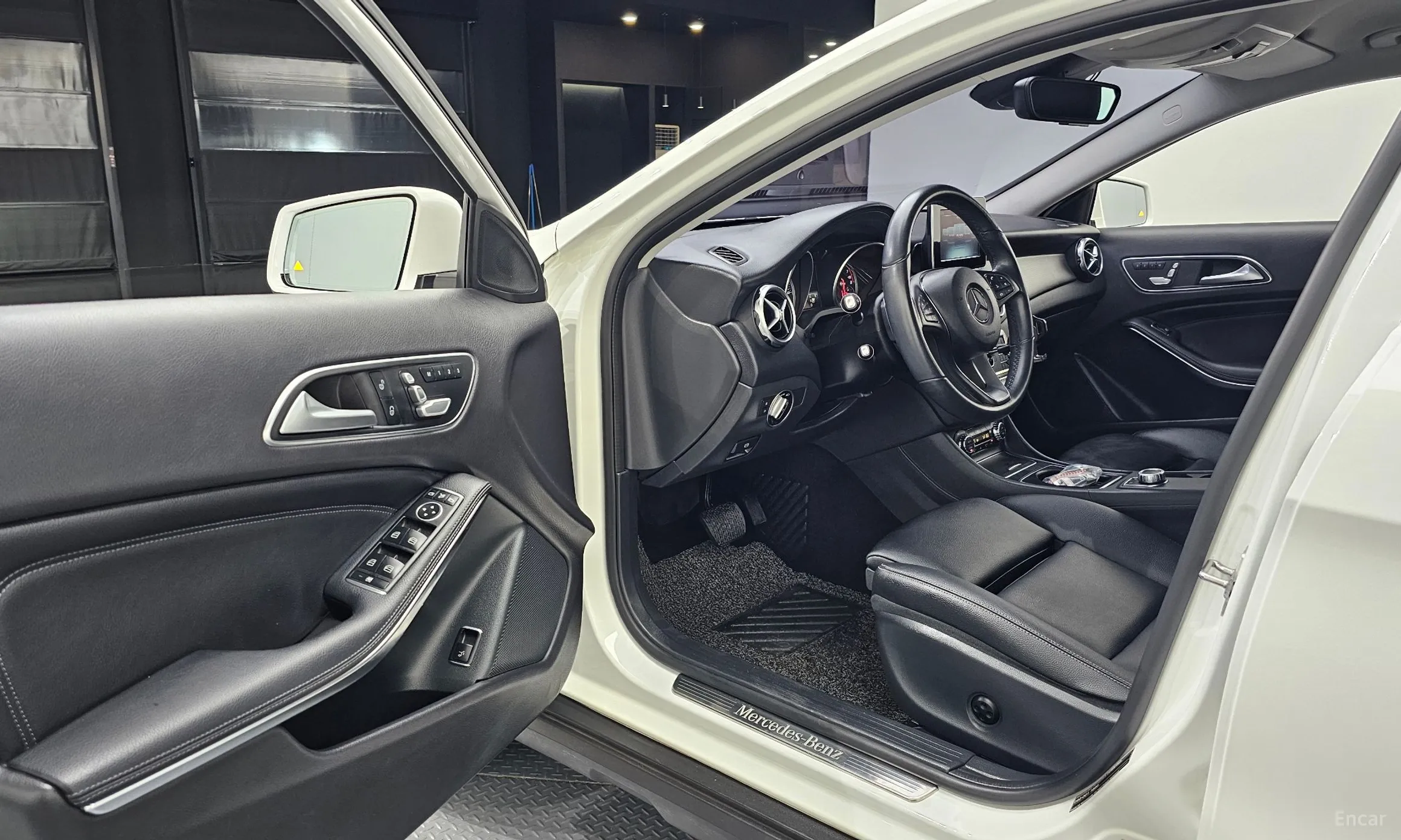 Mercedes Benz GLA-Class X156 превью 10