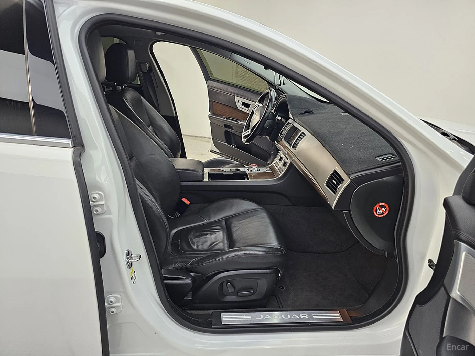 Jaguar New XF превью 11