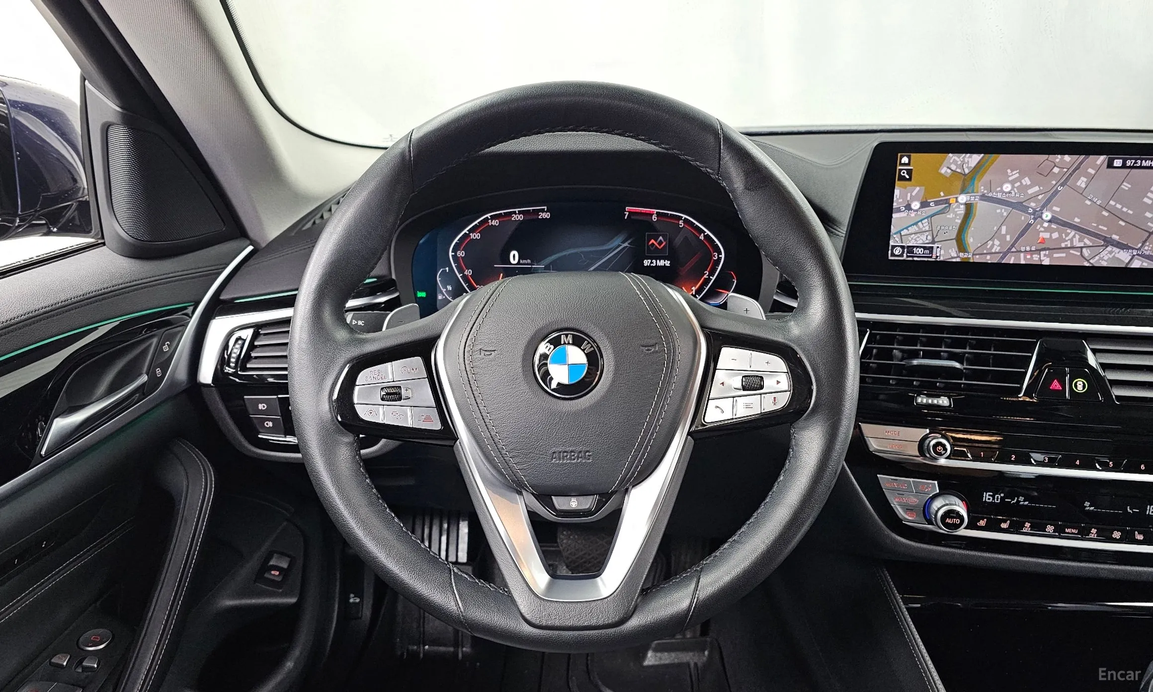 BMW 5 Series (G30) превью 13