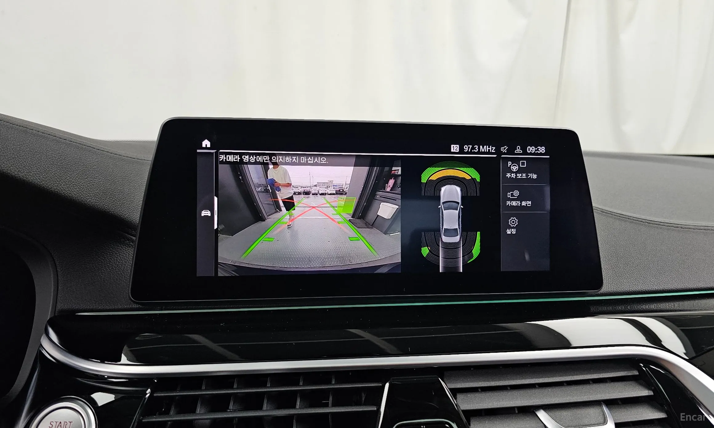BMW 5 Series (G30) превью 15