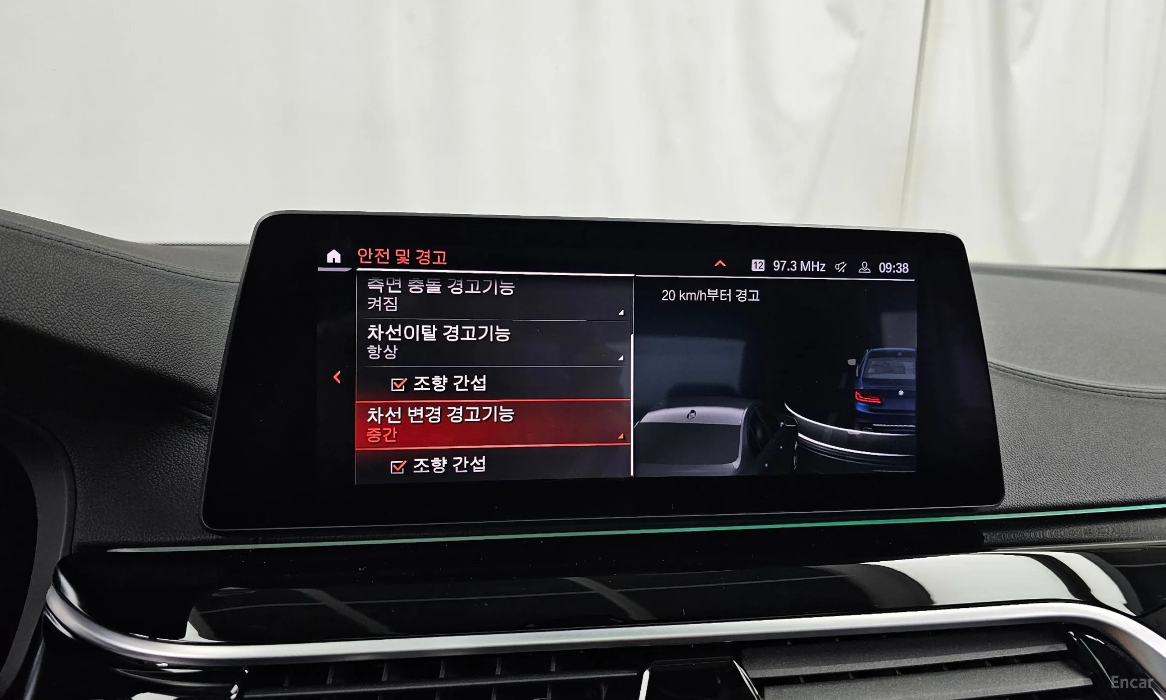 BMW 5 Series (G30) превью 16