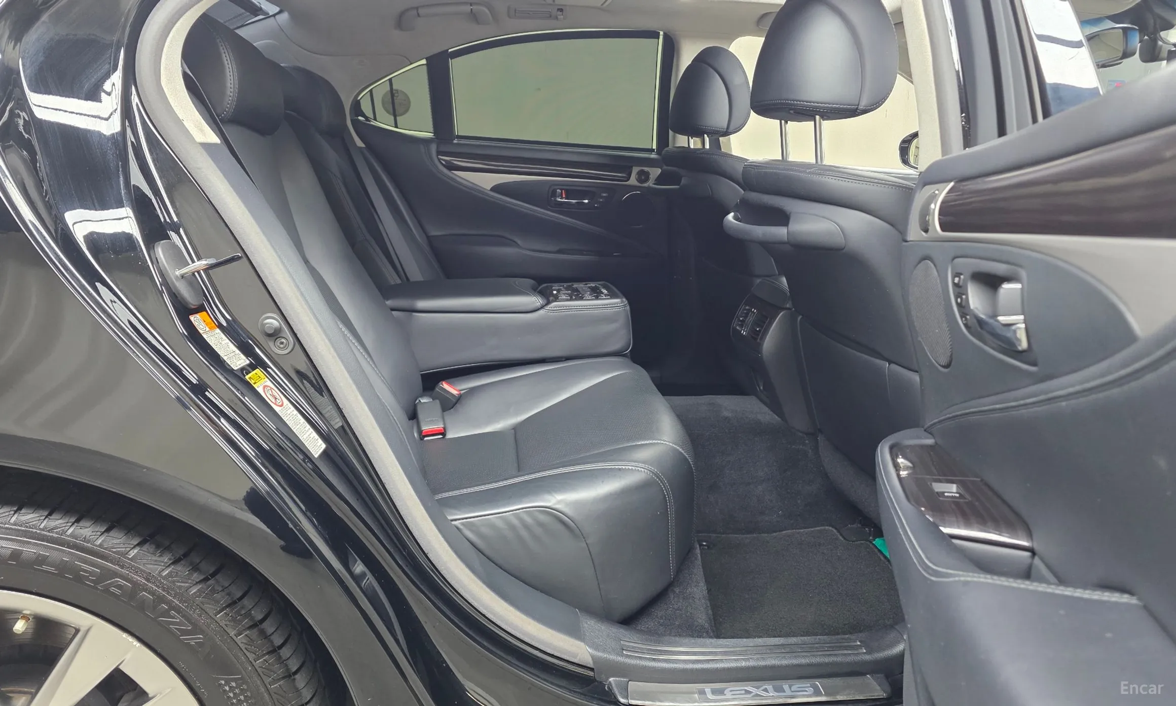 Lexus LS460 превью 11