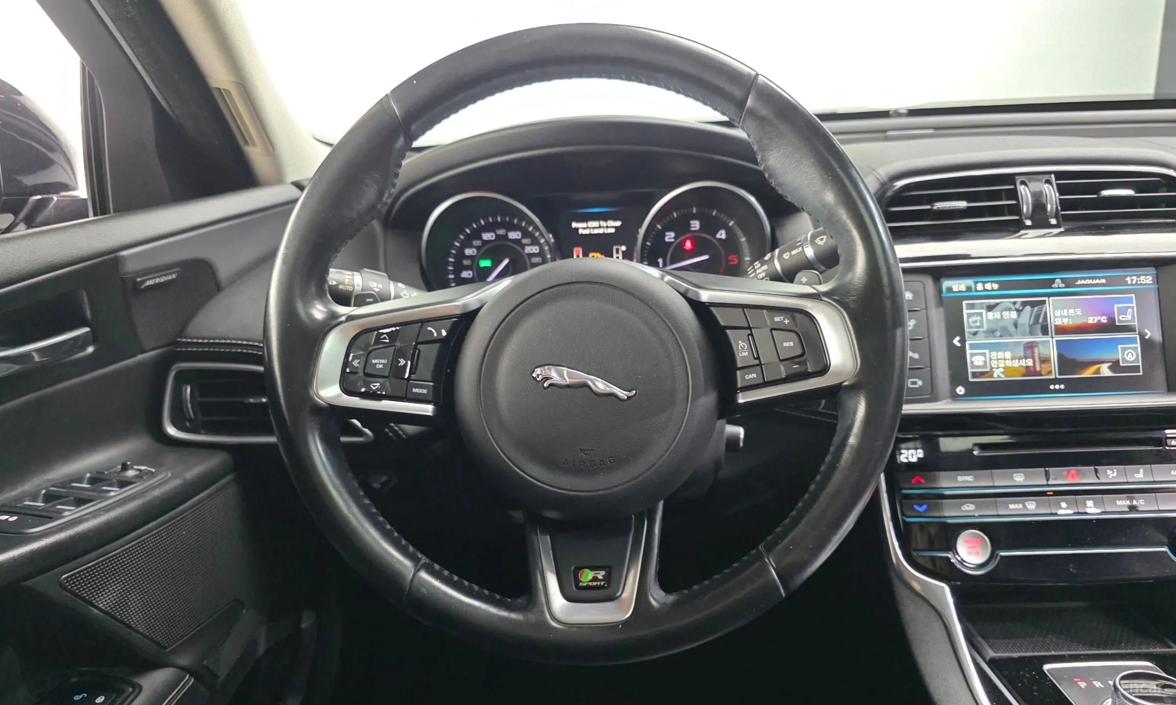 Jaguar XE превью 13