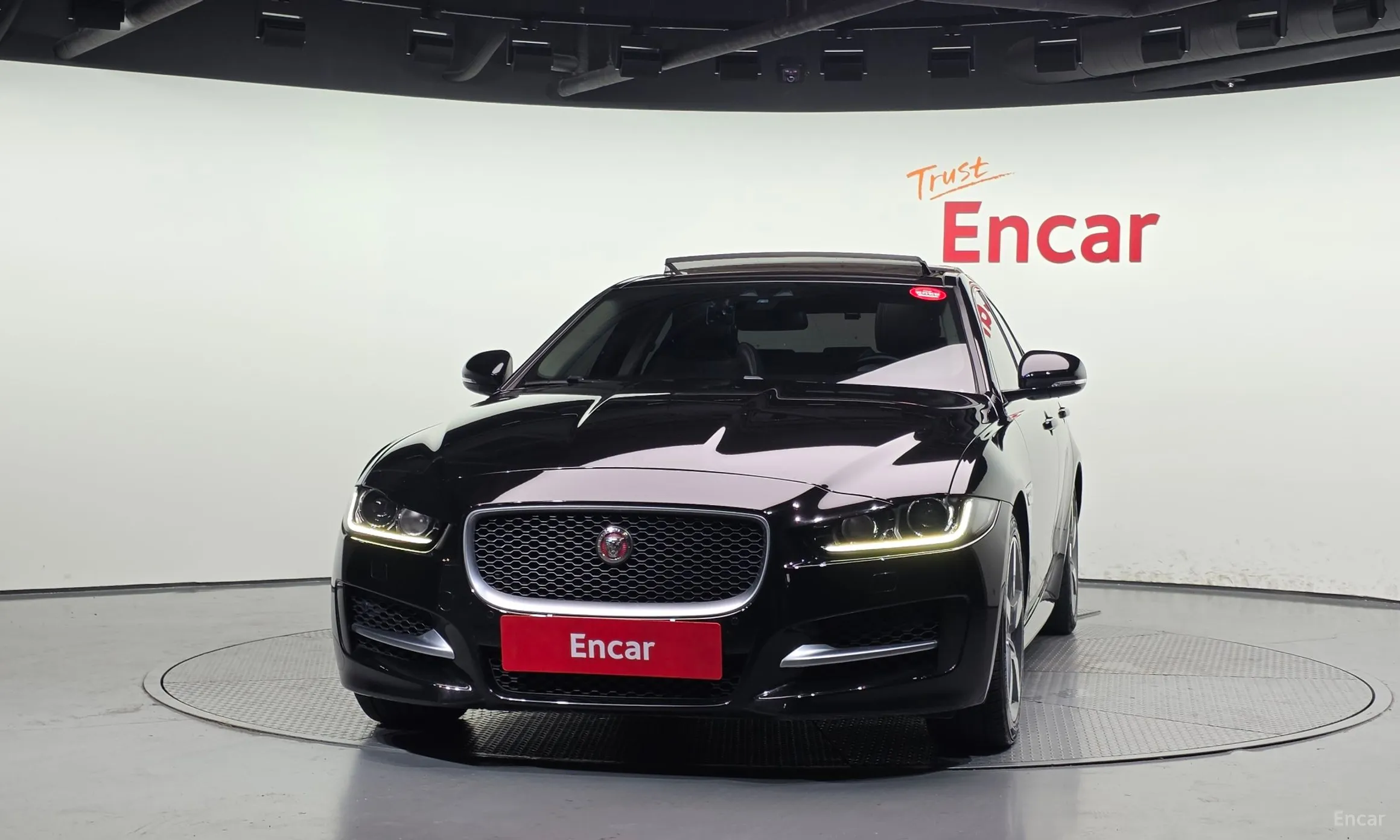 Jaguar XE превью 3