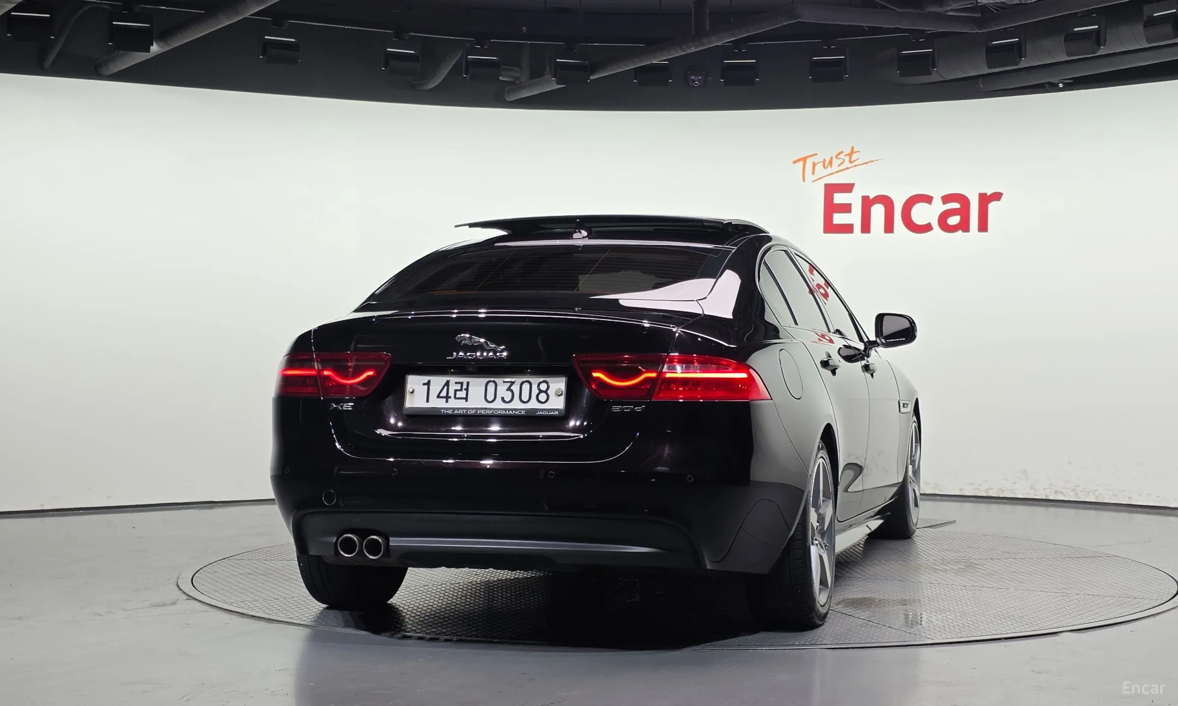 Jaguar XE превью 4