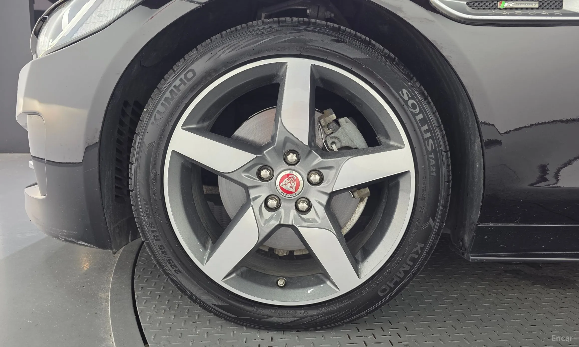 Jaguar XE превью 5