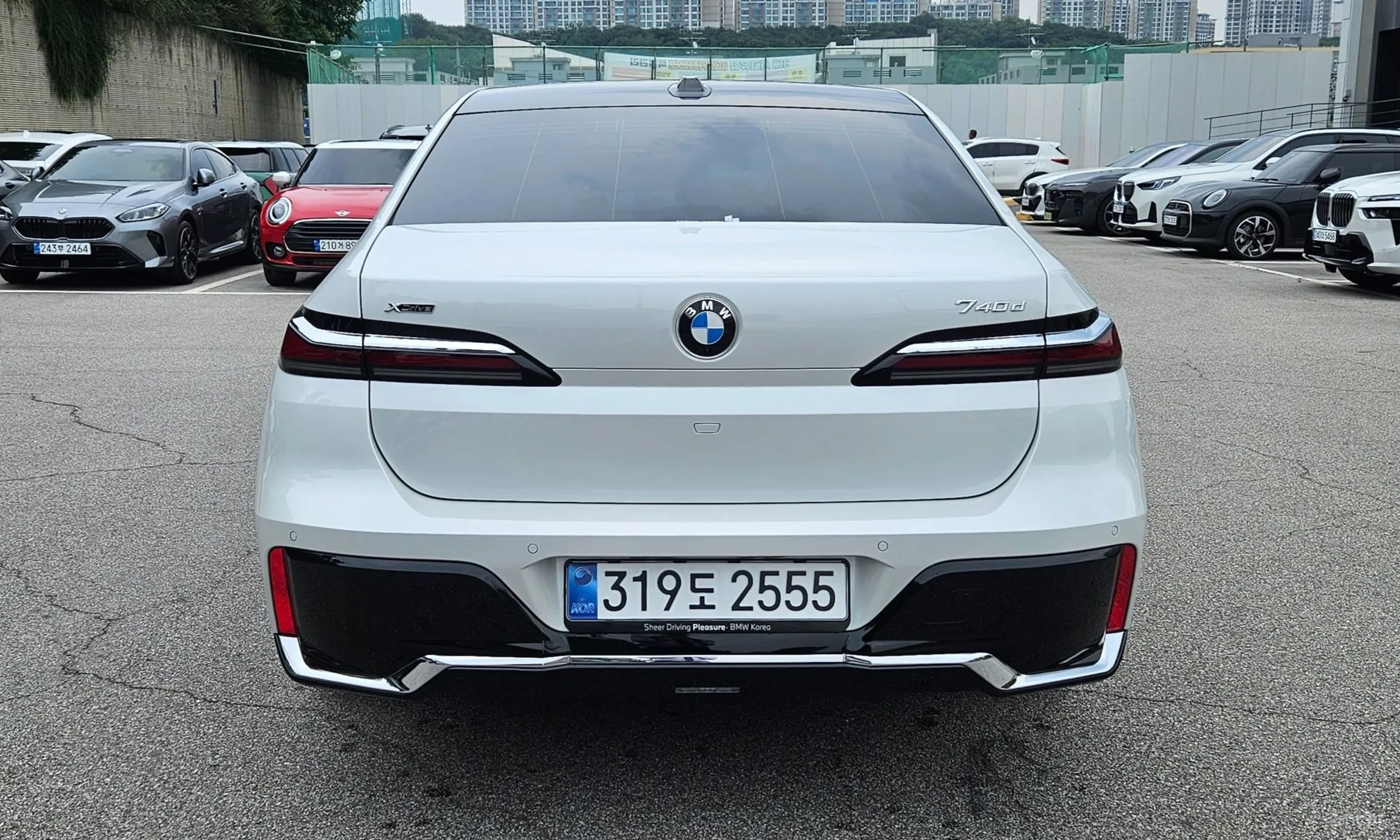 BMW 7 Series (G70) превью 4