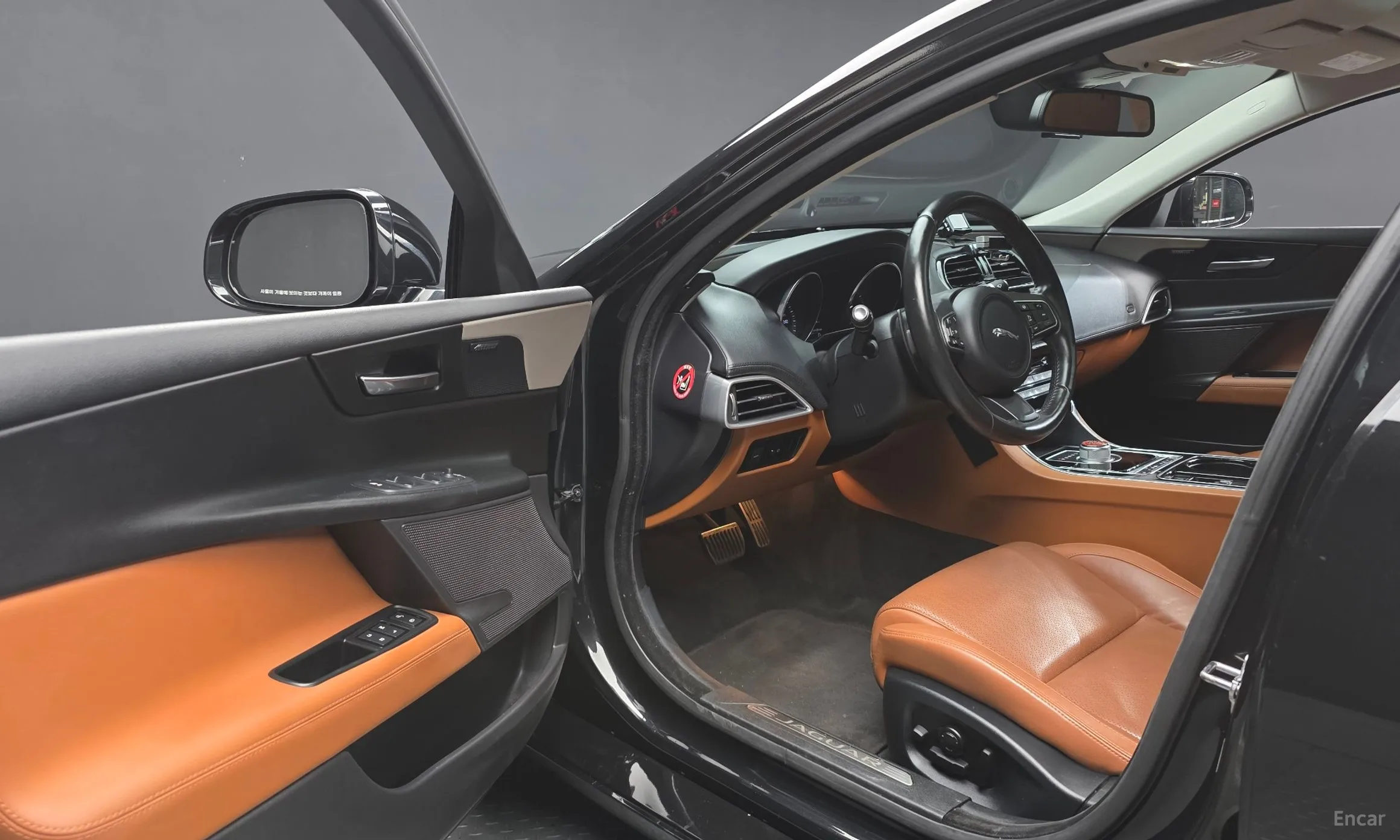 Jaguar XE превью 10