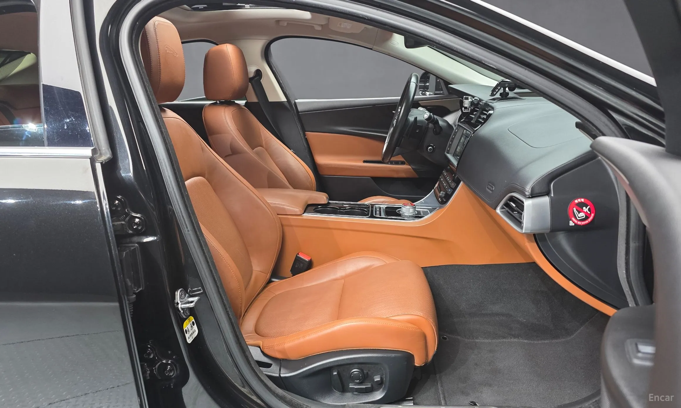 Jaguar XE превью 11