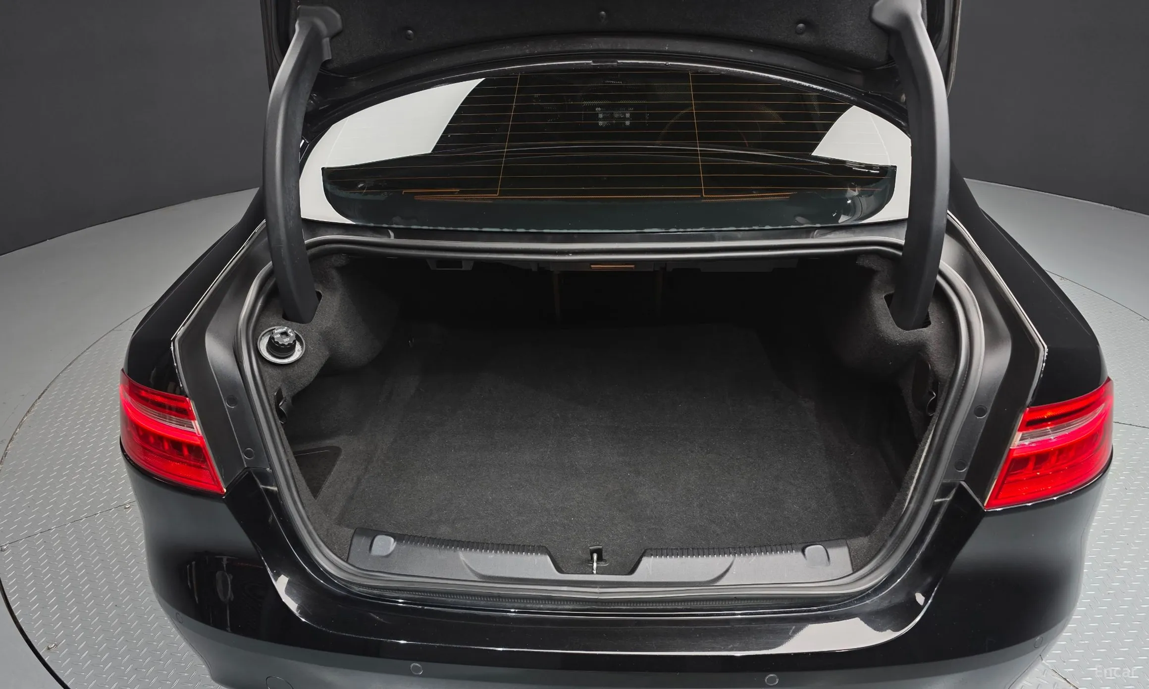 Jaguar XE превью 20
