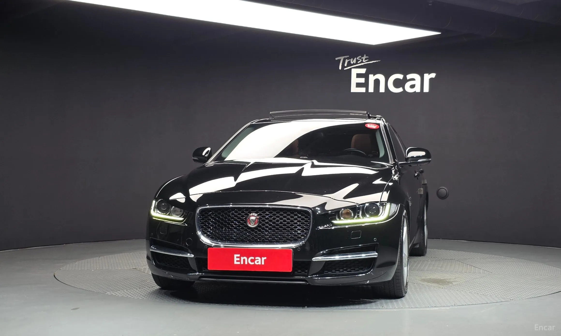 Jaguar XE превью 3