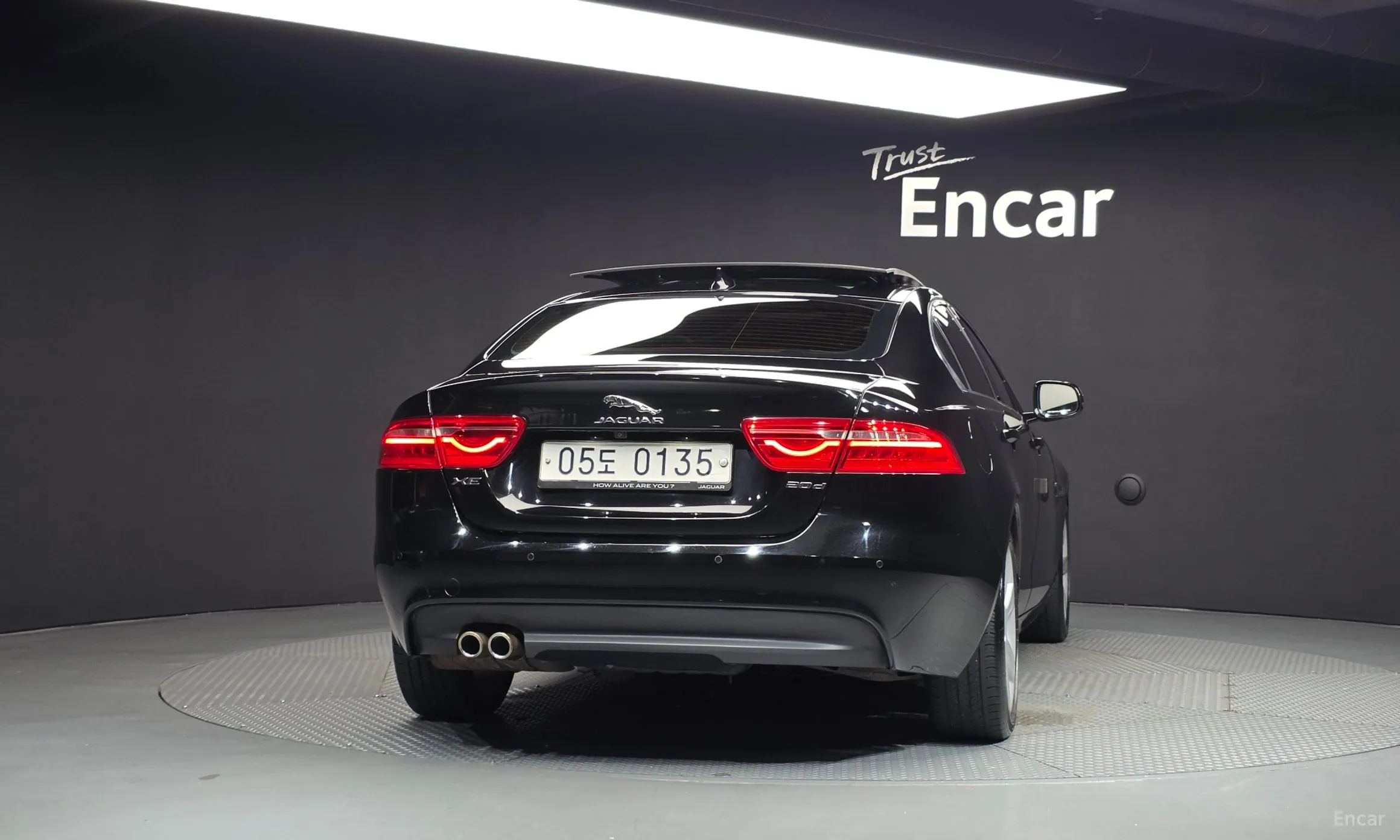 Jaguar XE превью 4