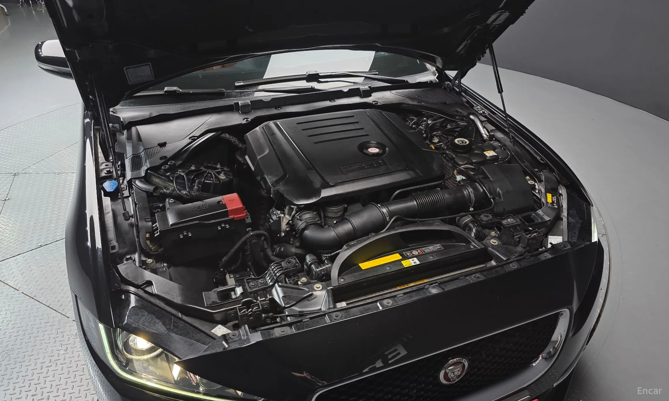 Jaguar XE превью 6