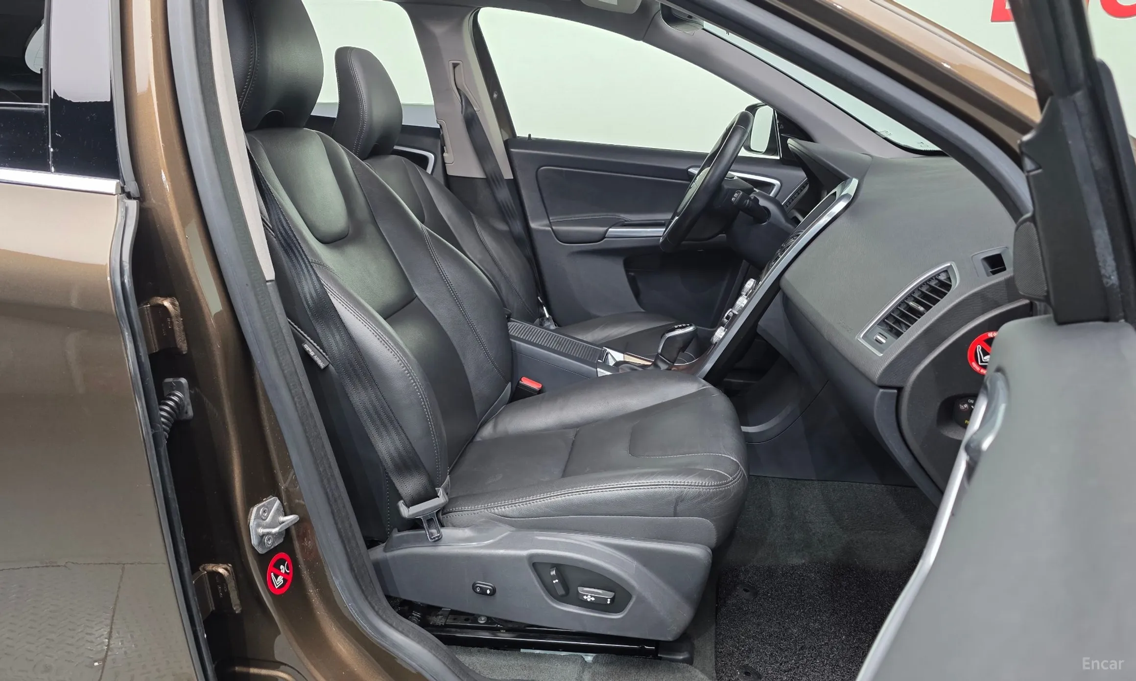 Volvo XC60 превью 11