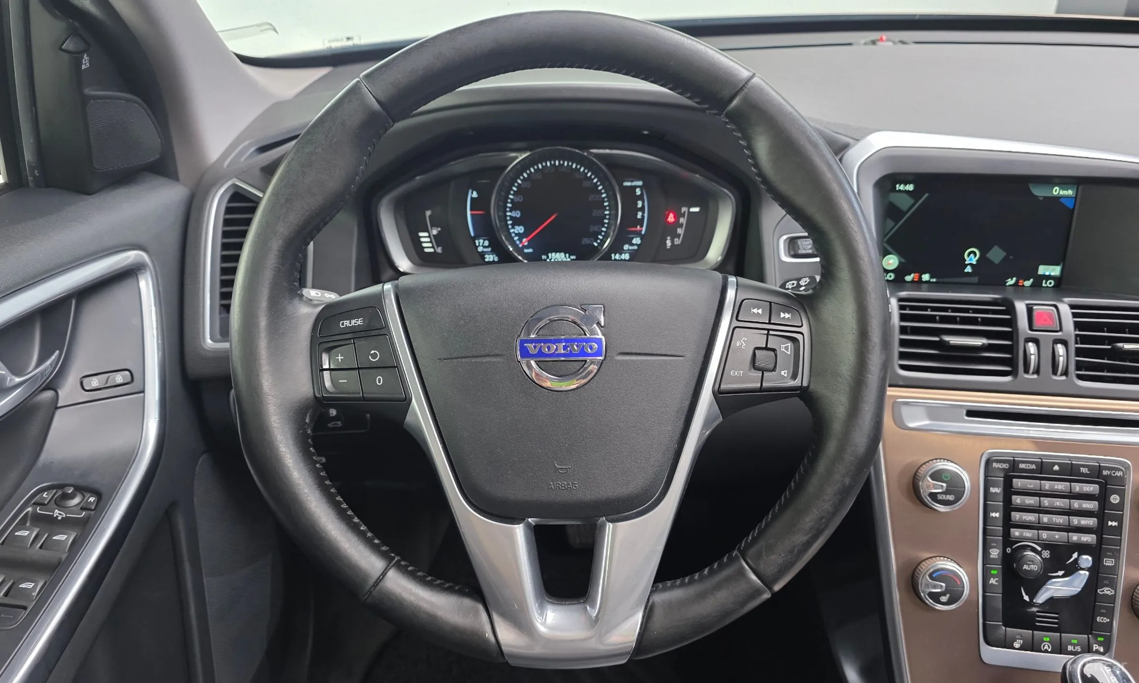 Volvo XC60 превью 13