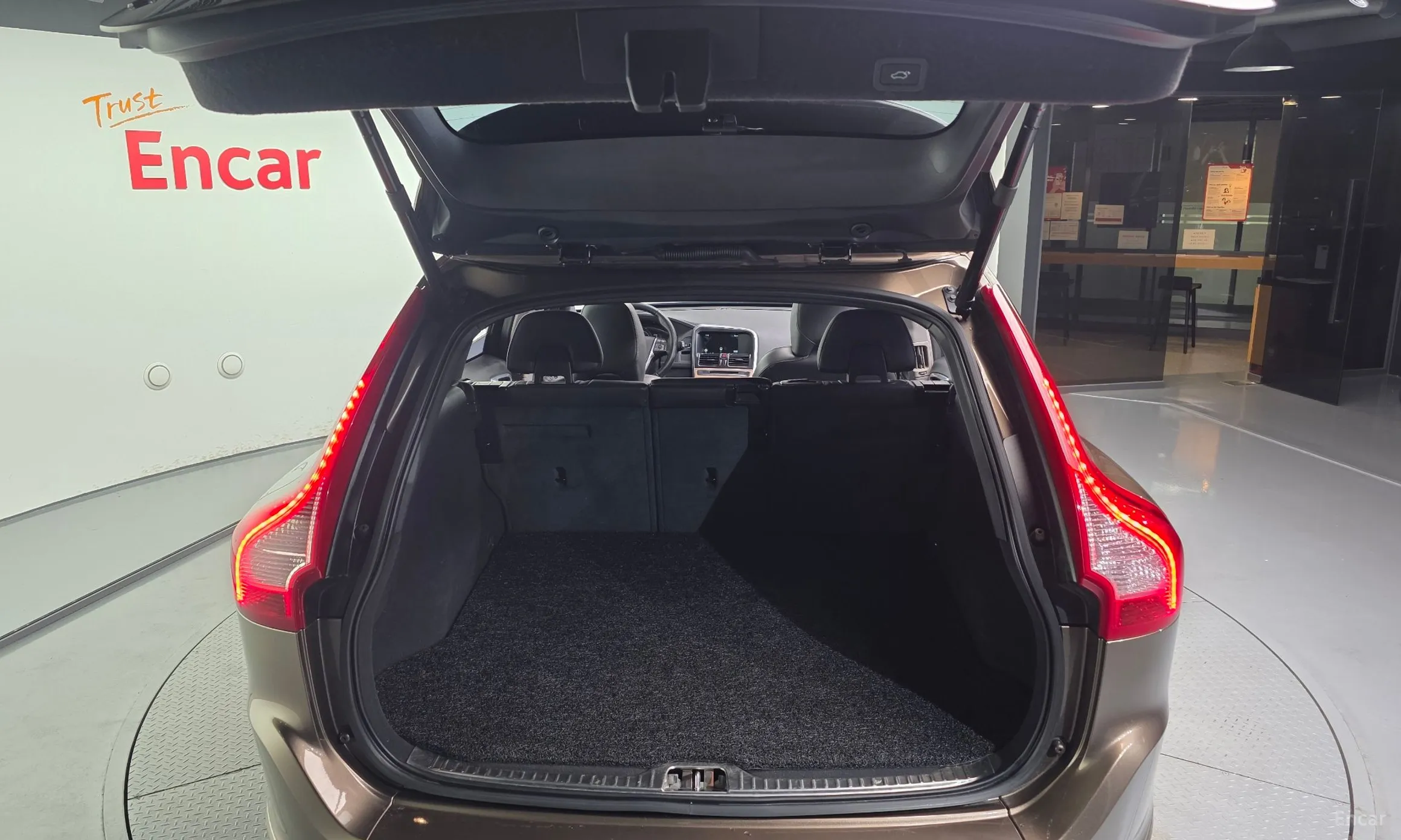 Volvo XC60 превью 20
