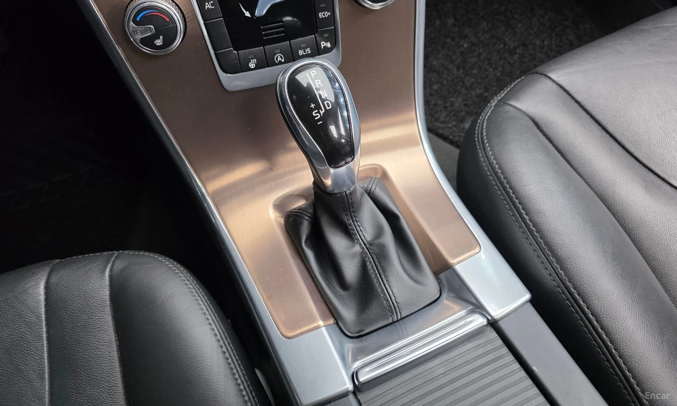 Volvo XC60 превью 9