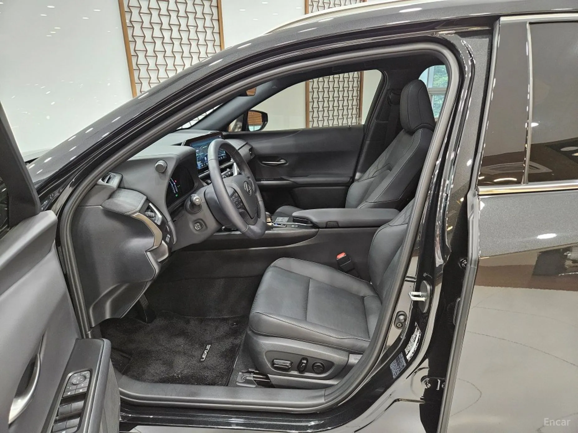 Lexus UX300h превью 12