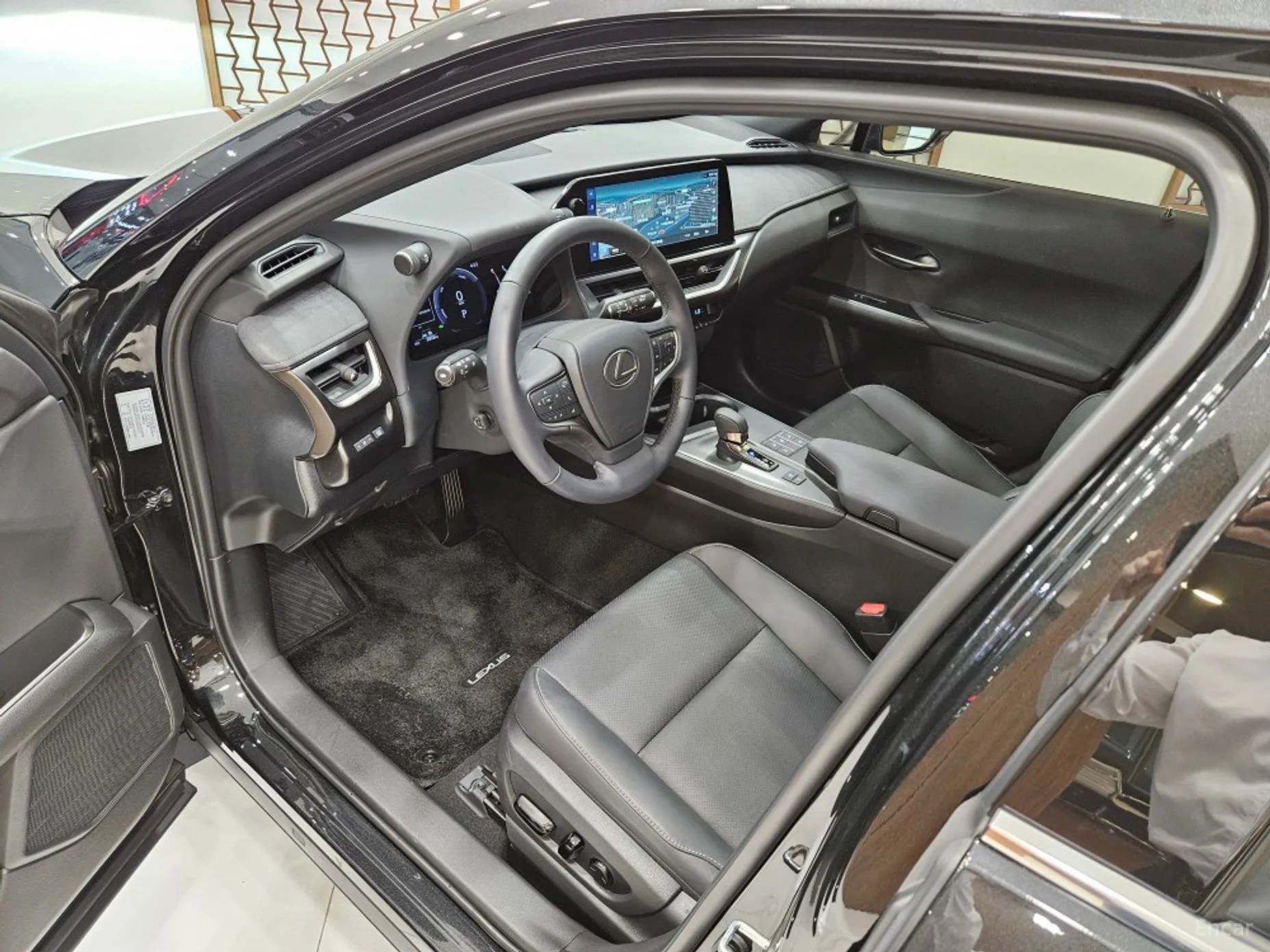 Lexus UX300h превью 13