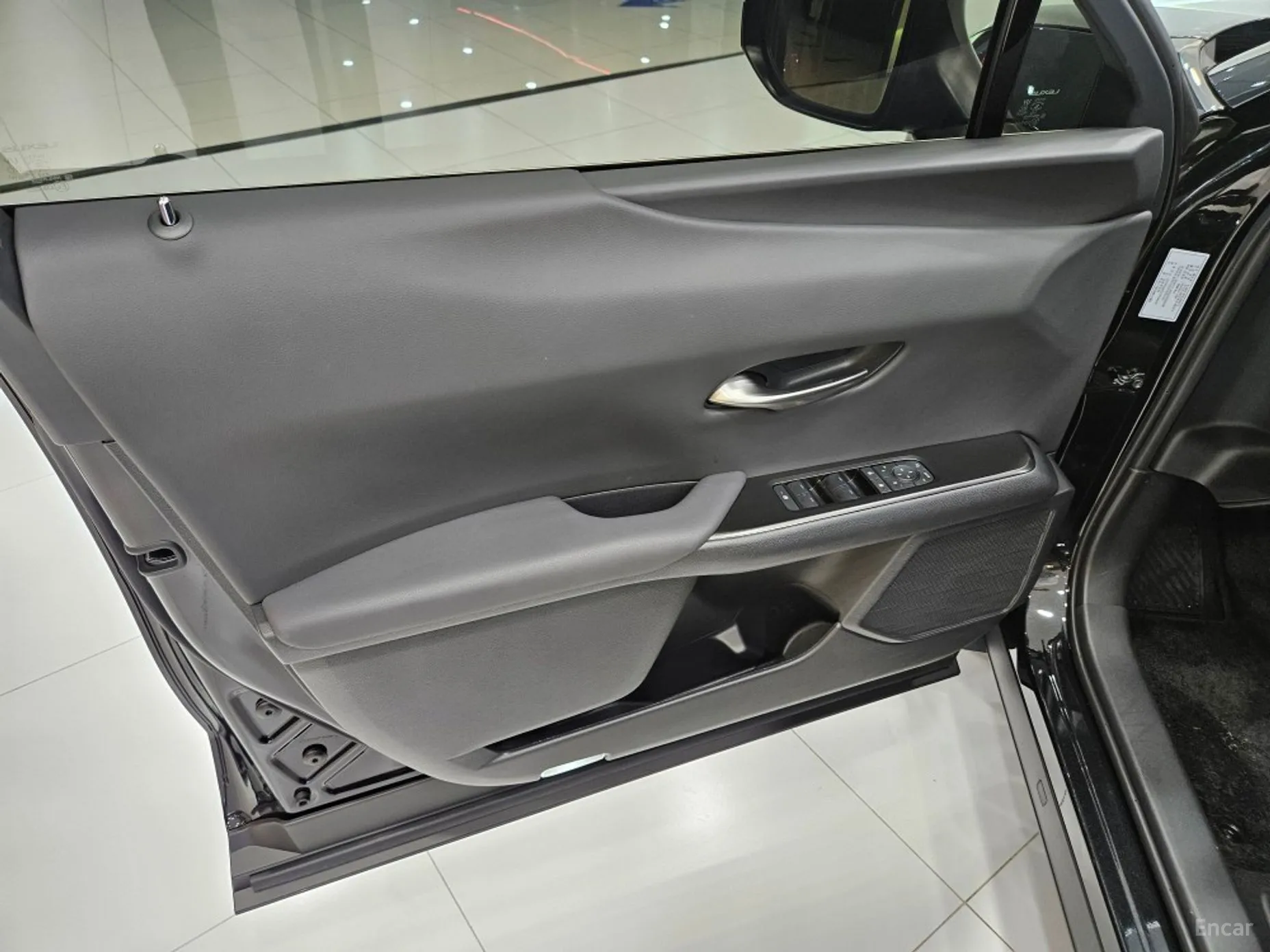 Lexus UX300h превью 14