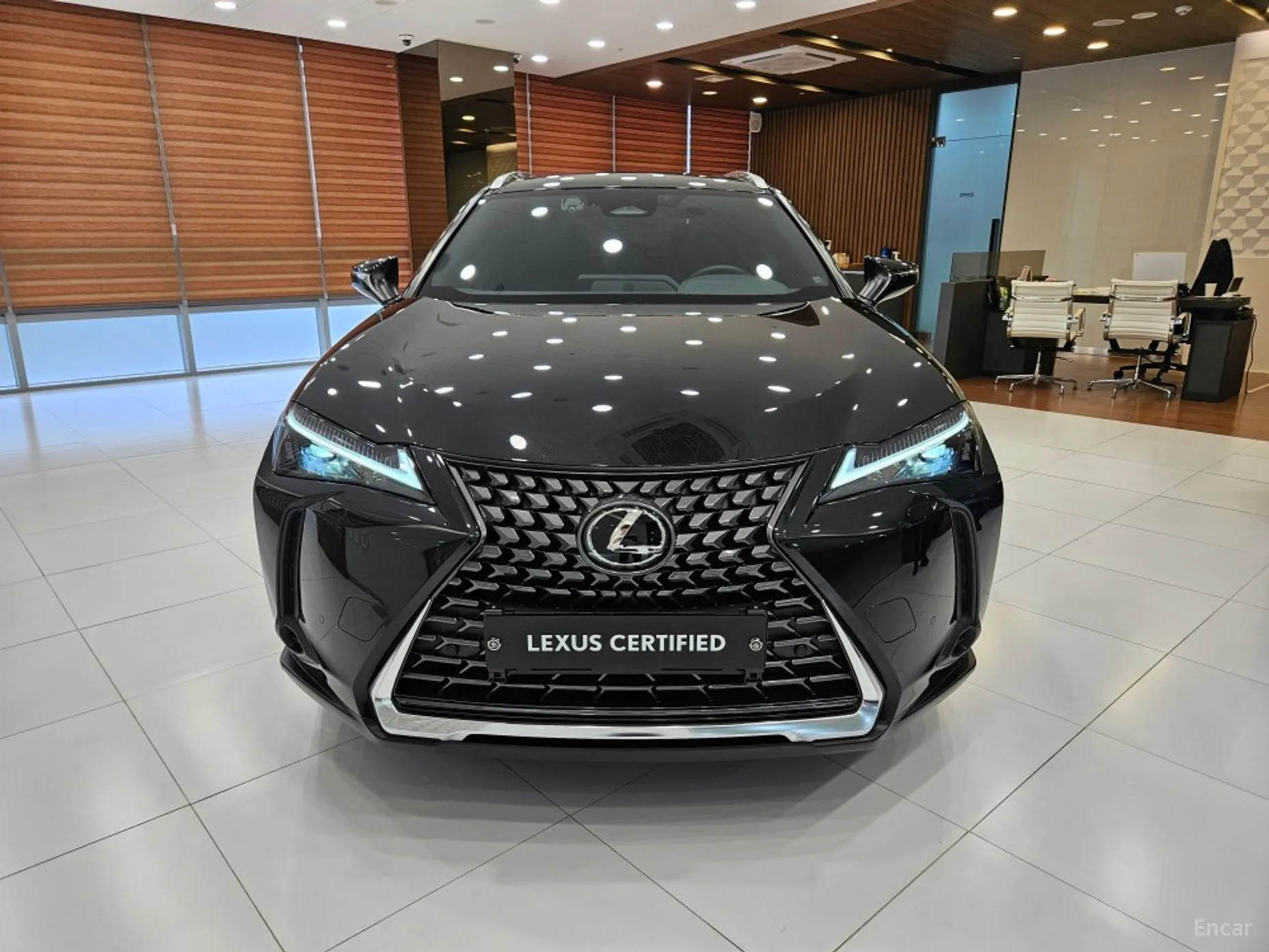 Lexus UX300h превью 3