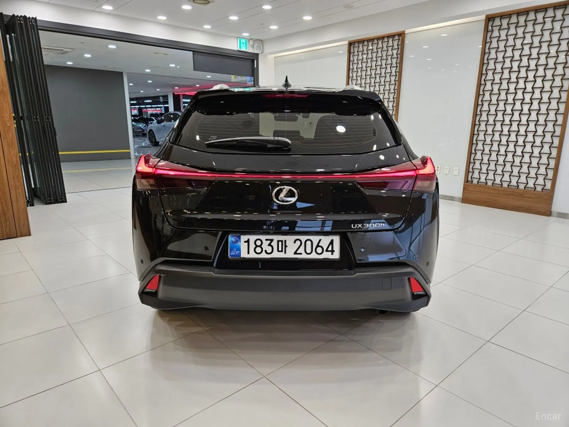 Lexus UX300h превью 4