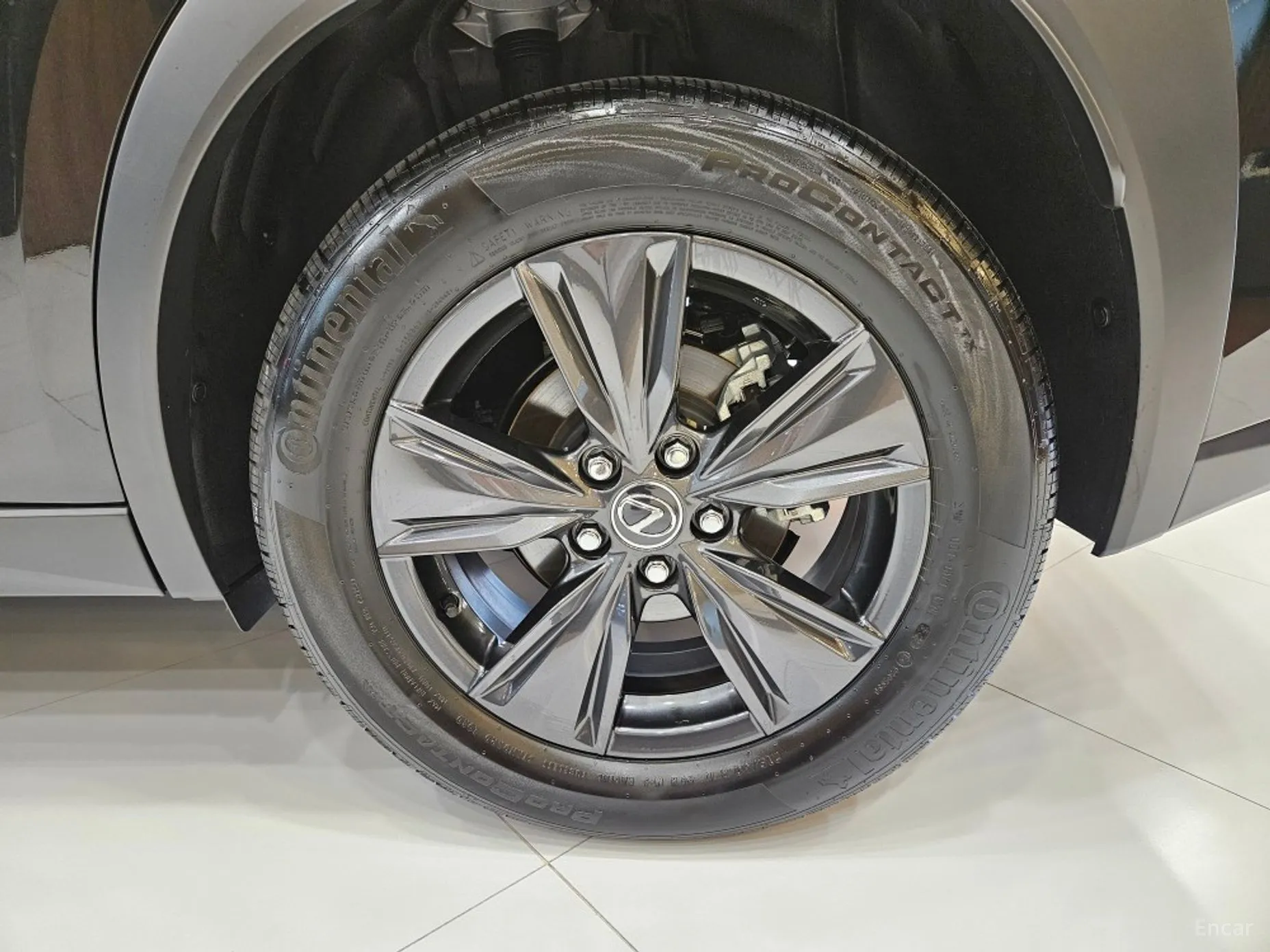 Lexus UX300h превью 6