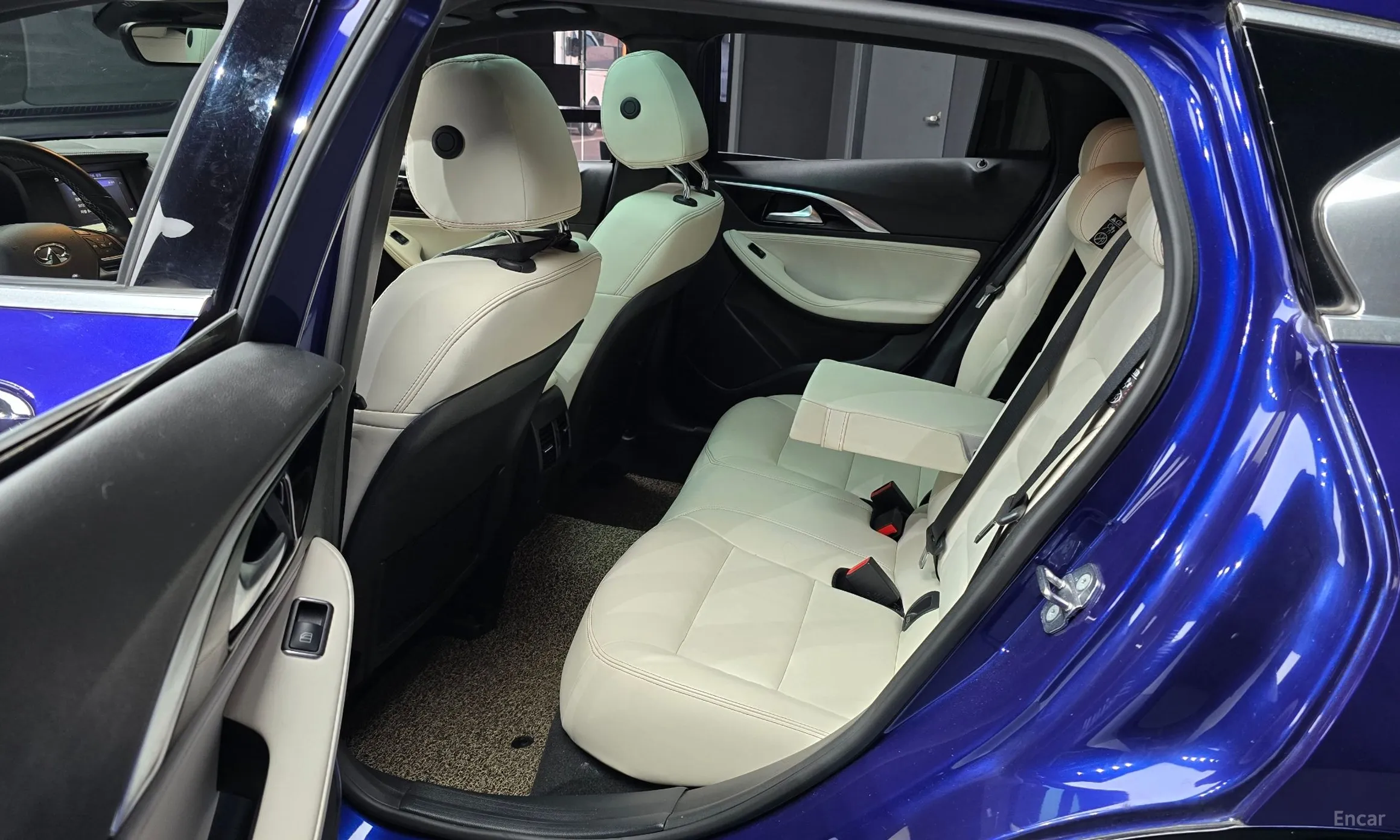 Infiniti Q30 превью 12