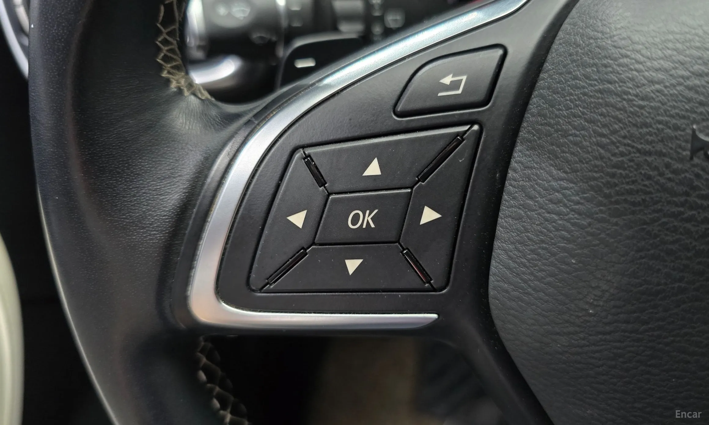 Infiniti Q30 превью 19