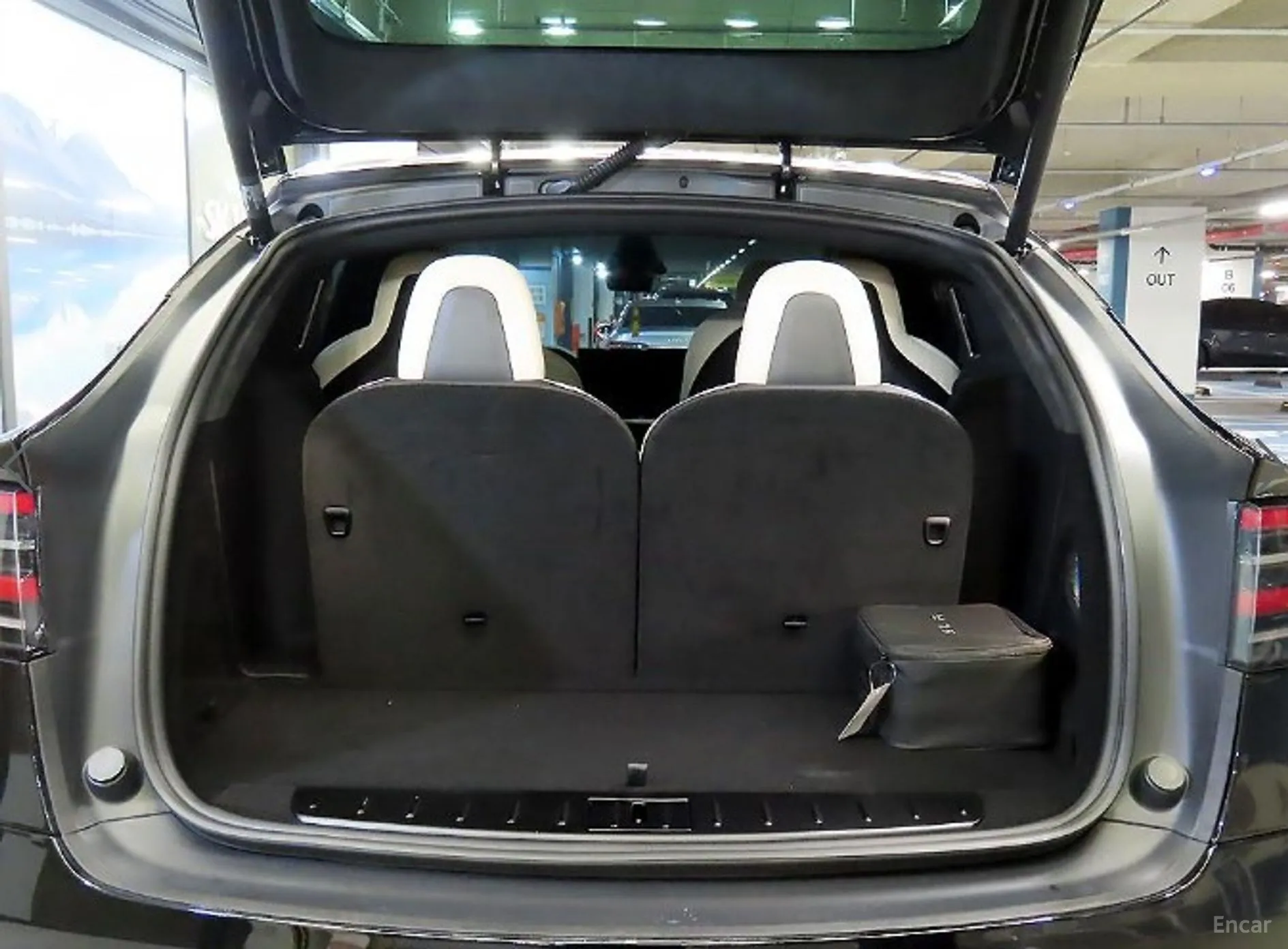 Tesla Model X превью 17