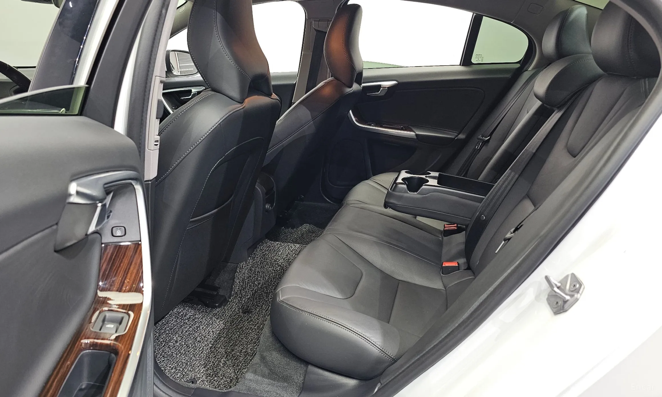 Volvo S60 превью 12