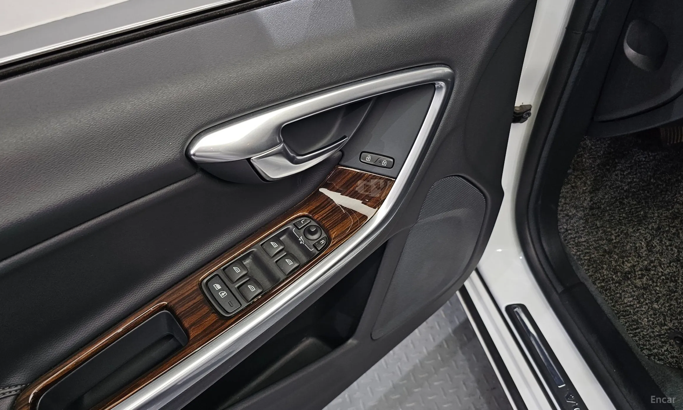 Volvo S60 превью 13