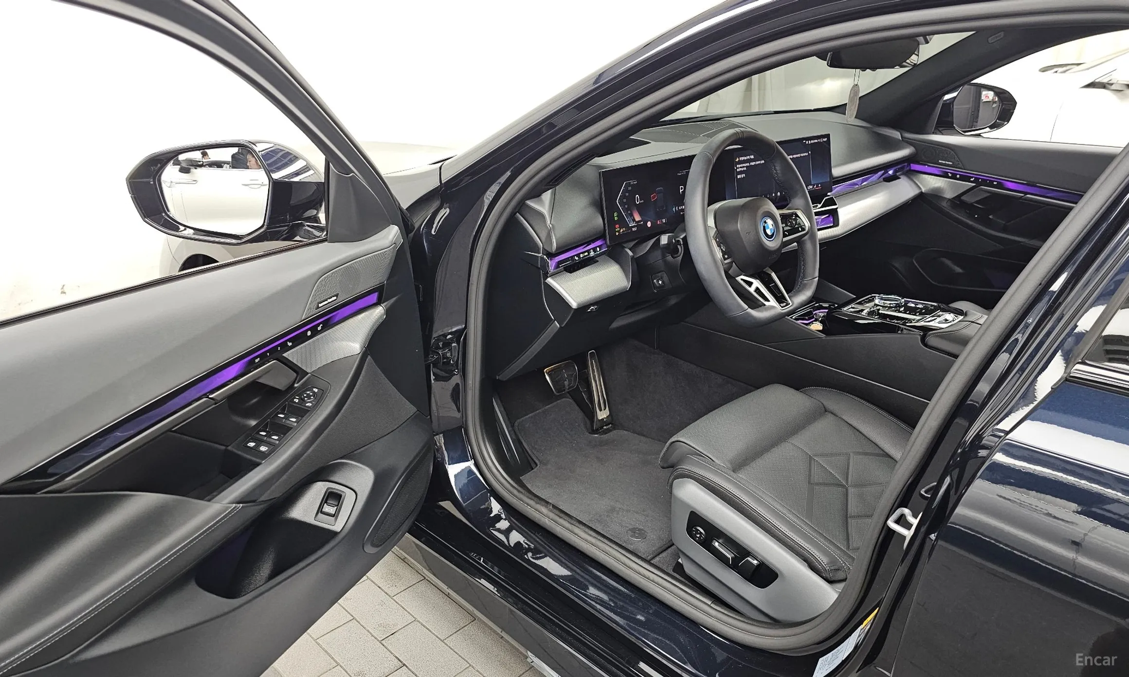 BMW 5 Series (G60) превью 10
