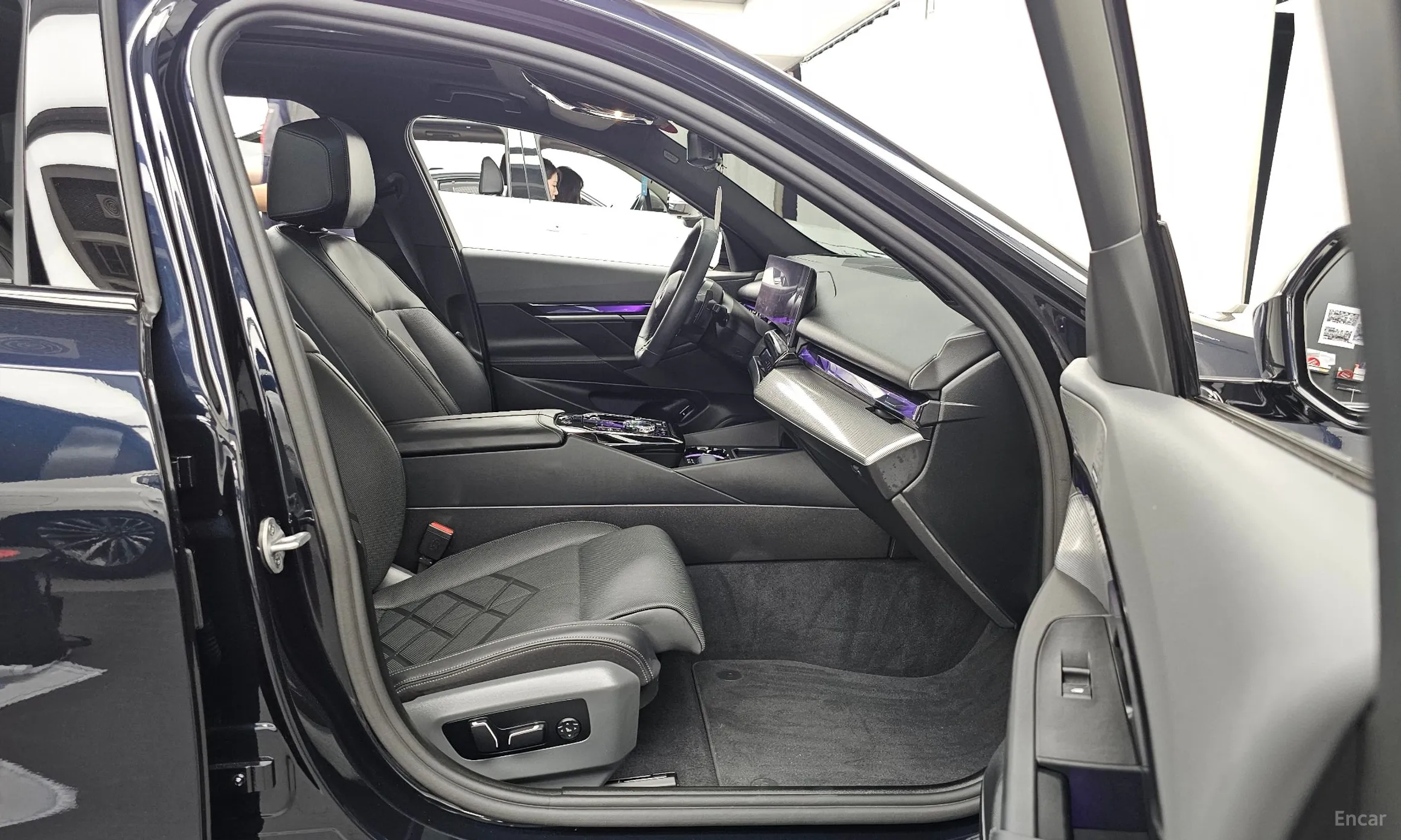 BMW 5 Series (G60) превью 11