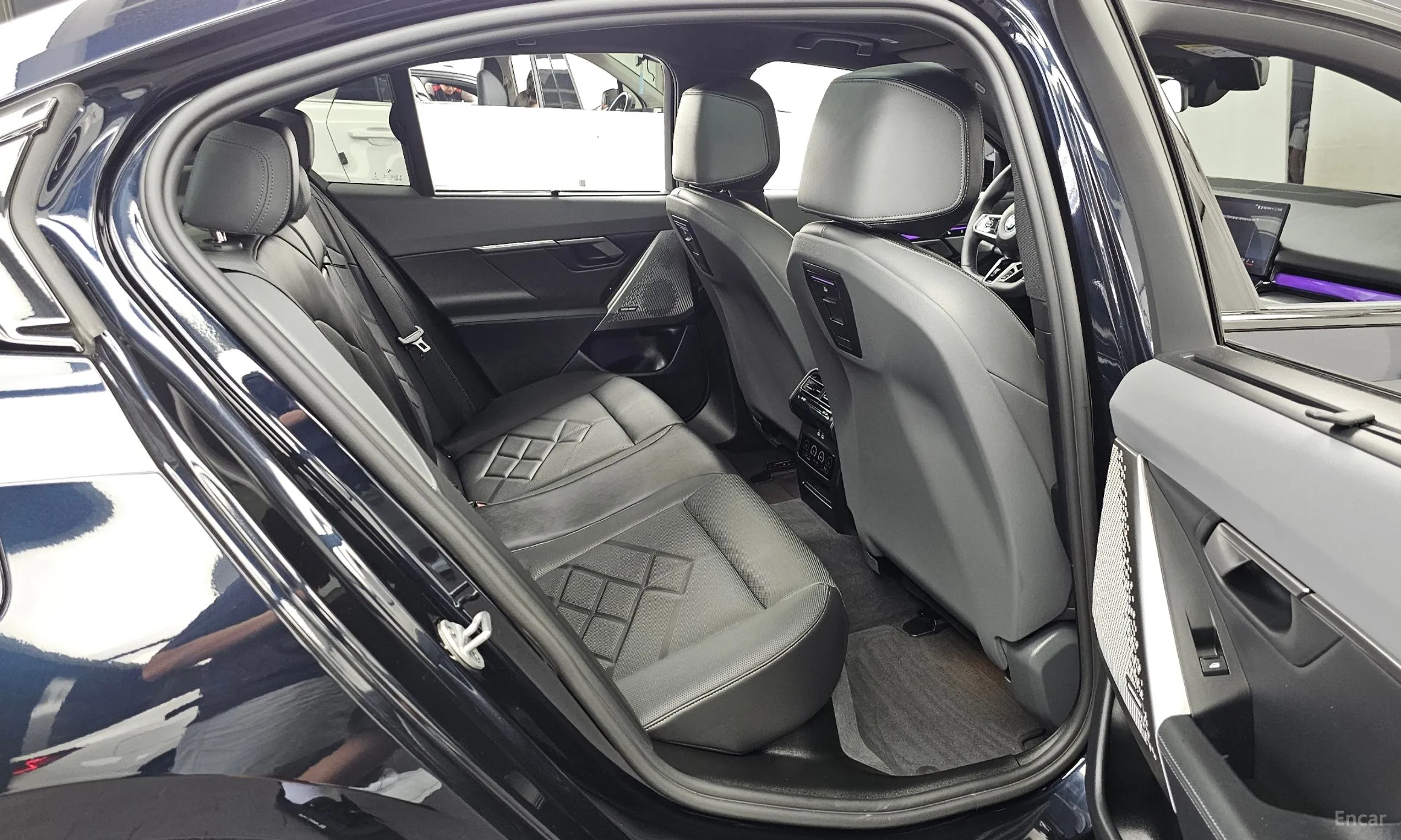 BMW 5 Series (G60) превью 12