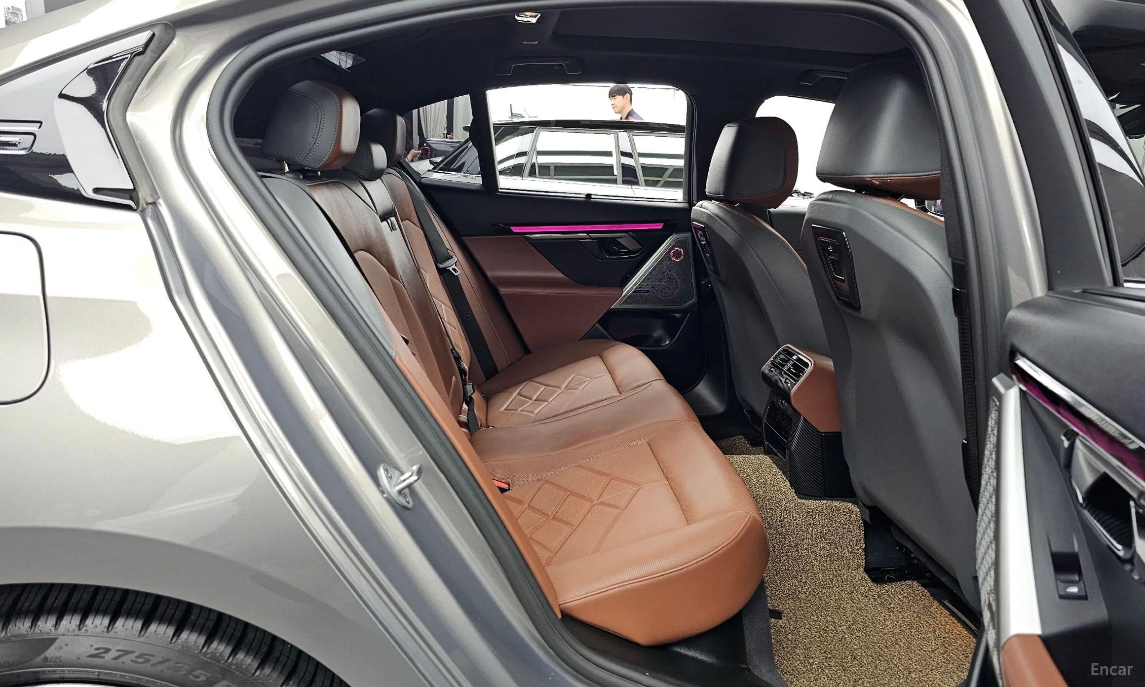 BMW 5 Series (G60) превью 12