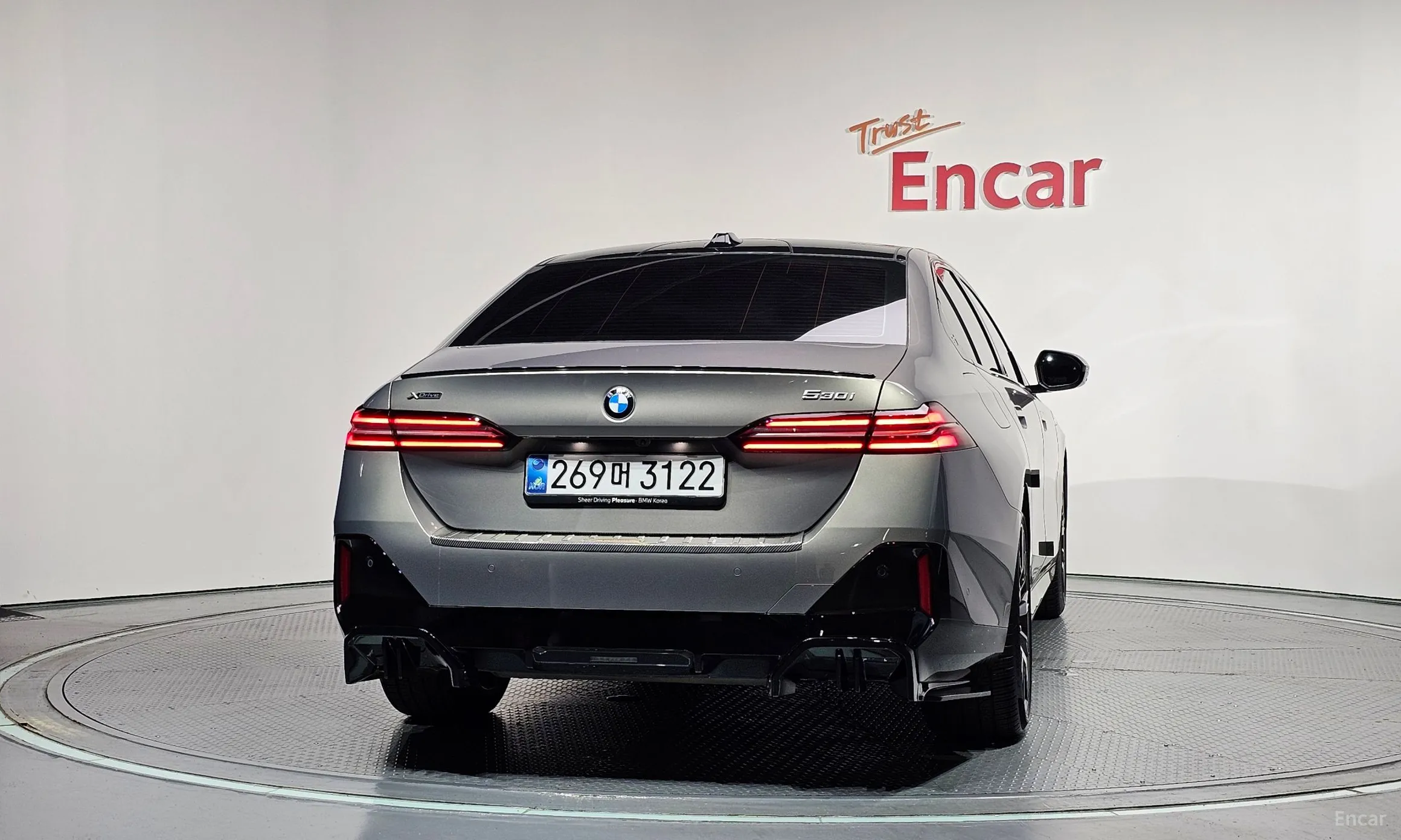 BMW 5 Series (G60) превью 4