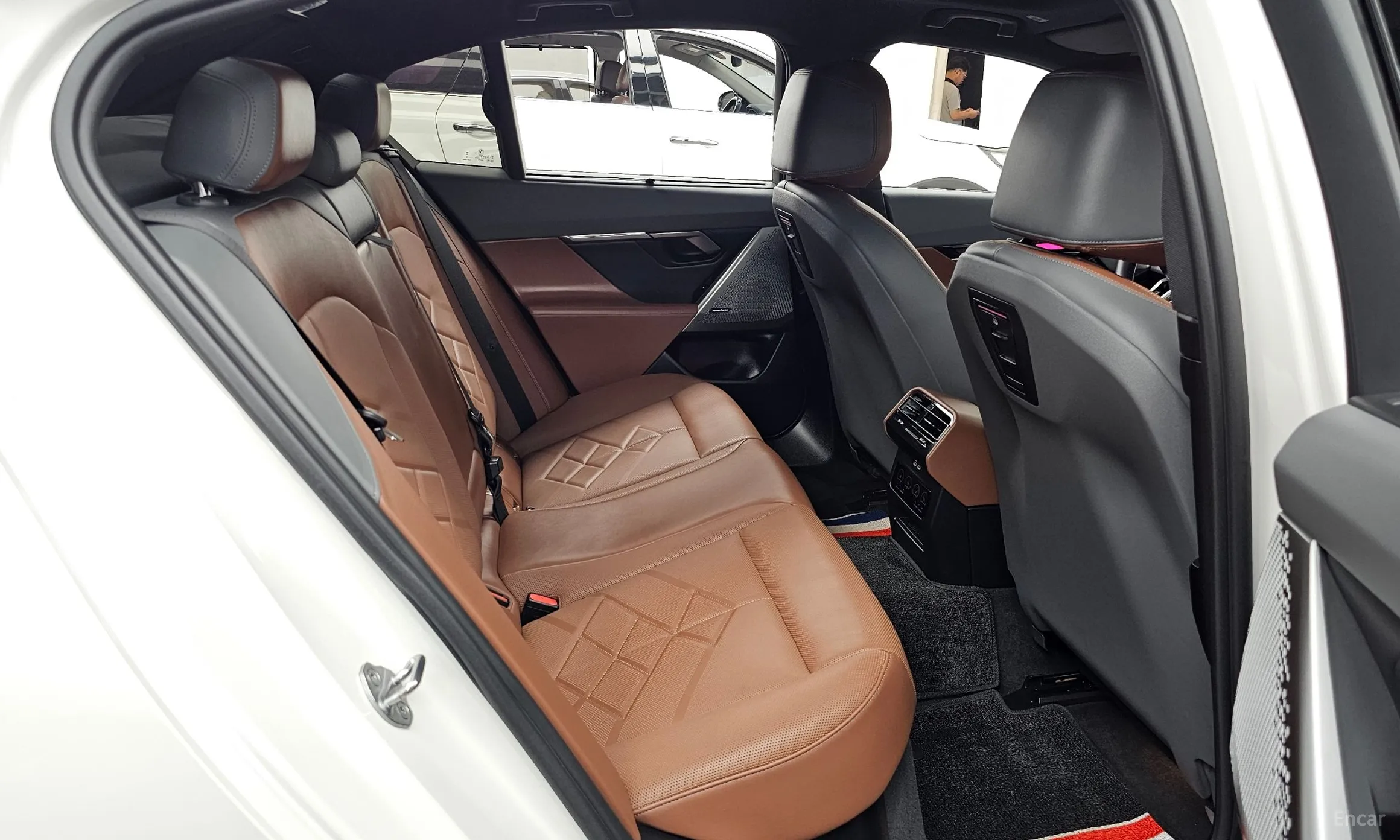 BMW 5 Series (G60) превью 12