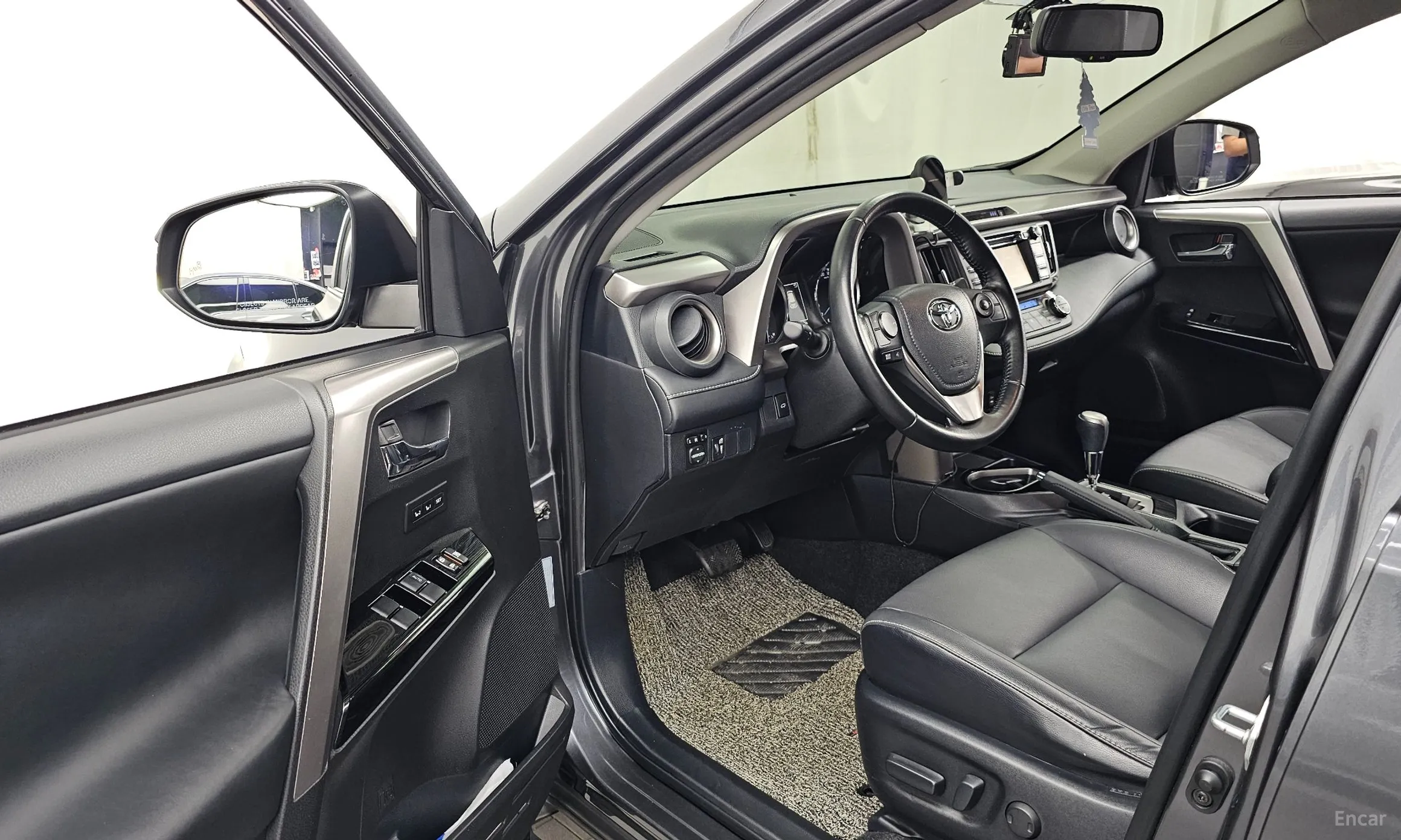 Toyota RAV4 превью 10