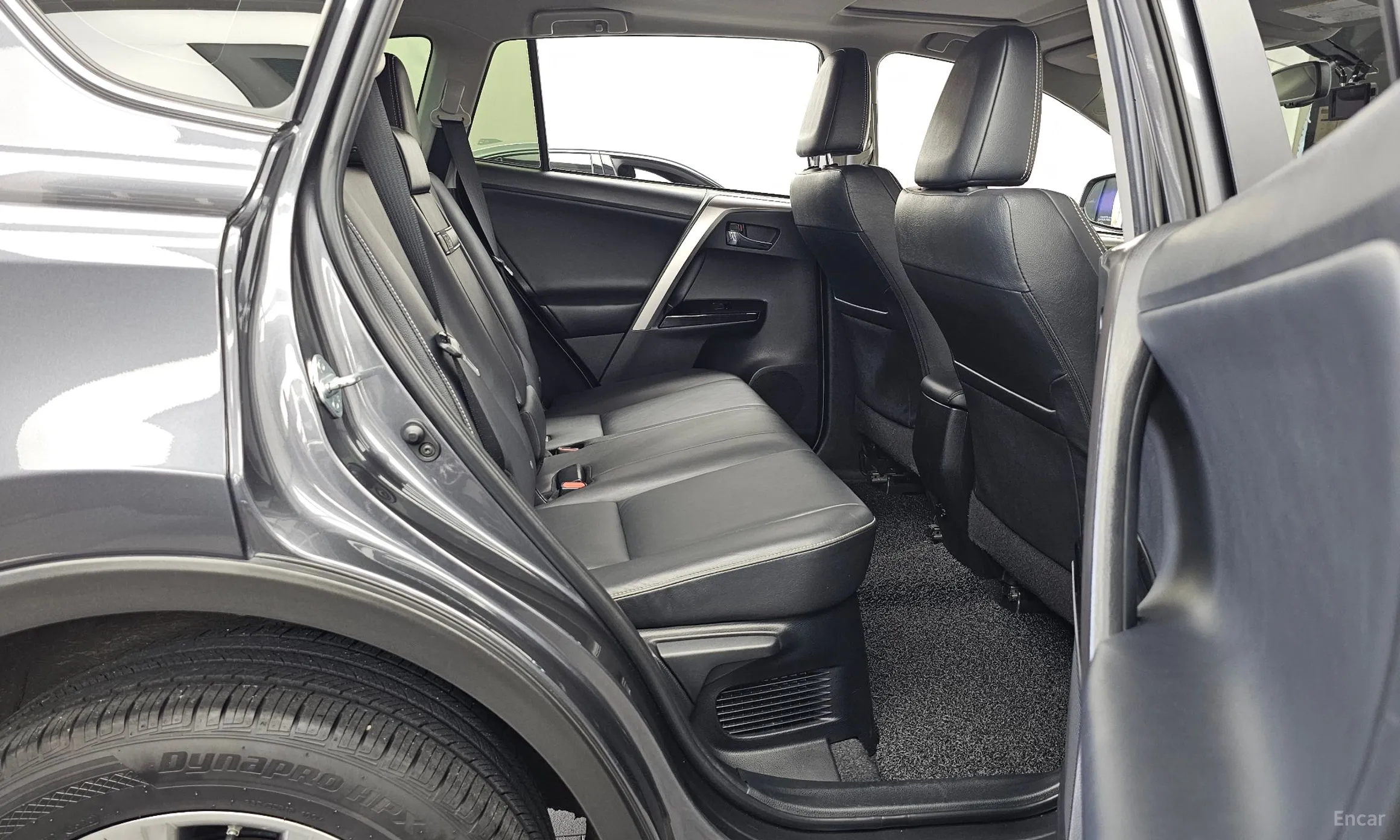 Toyota RAV4 превью 12