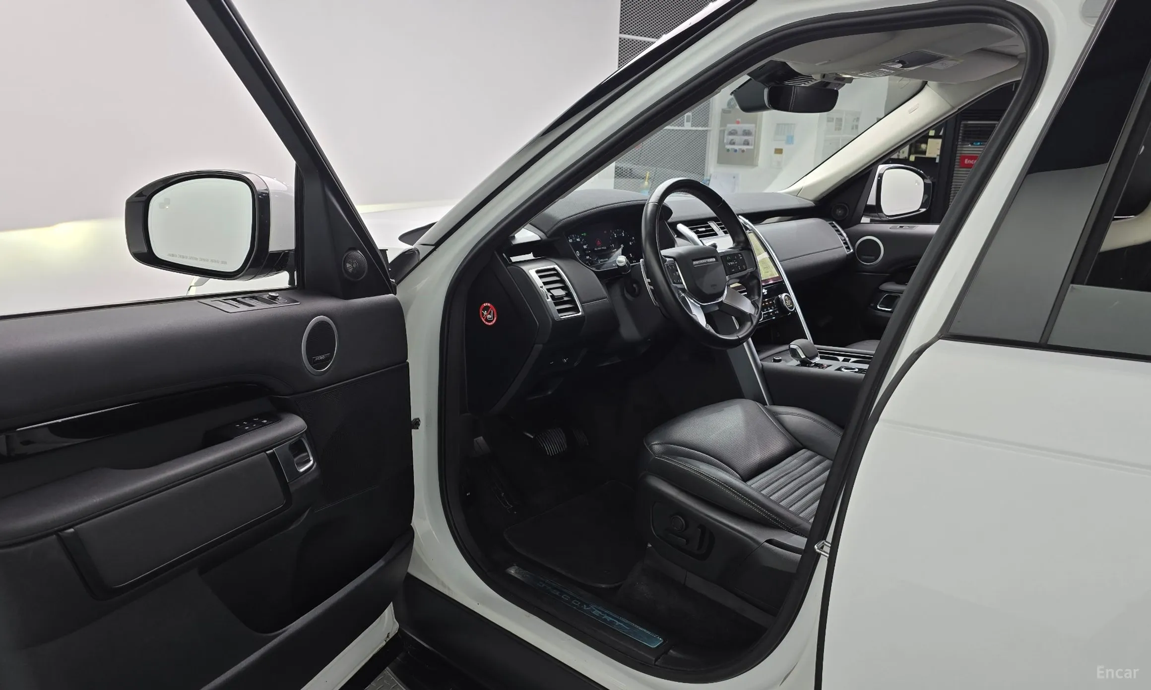 Land Rover Discovery 5 превью 10