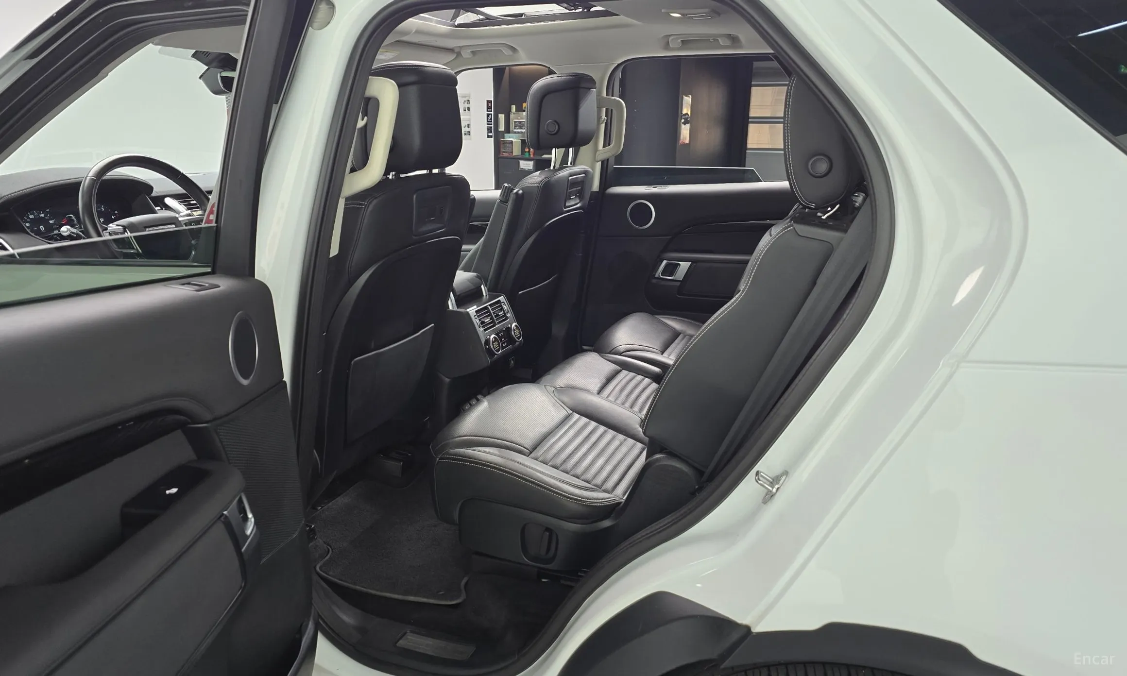 Land Rover Discovery 5 превью 11