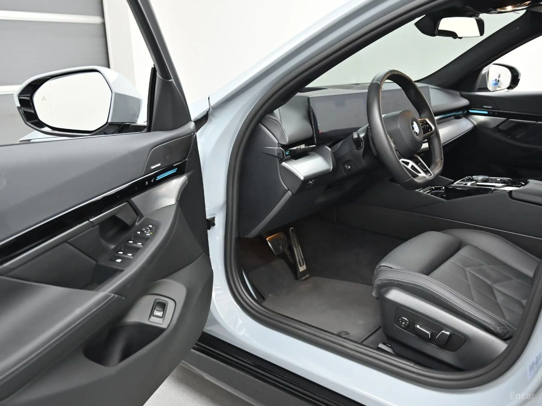 BMW 5 Series (G60) превью 13