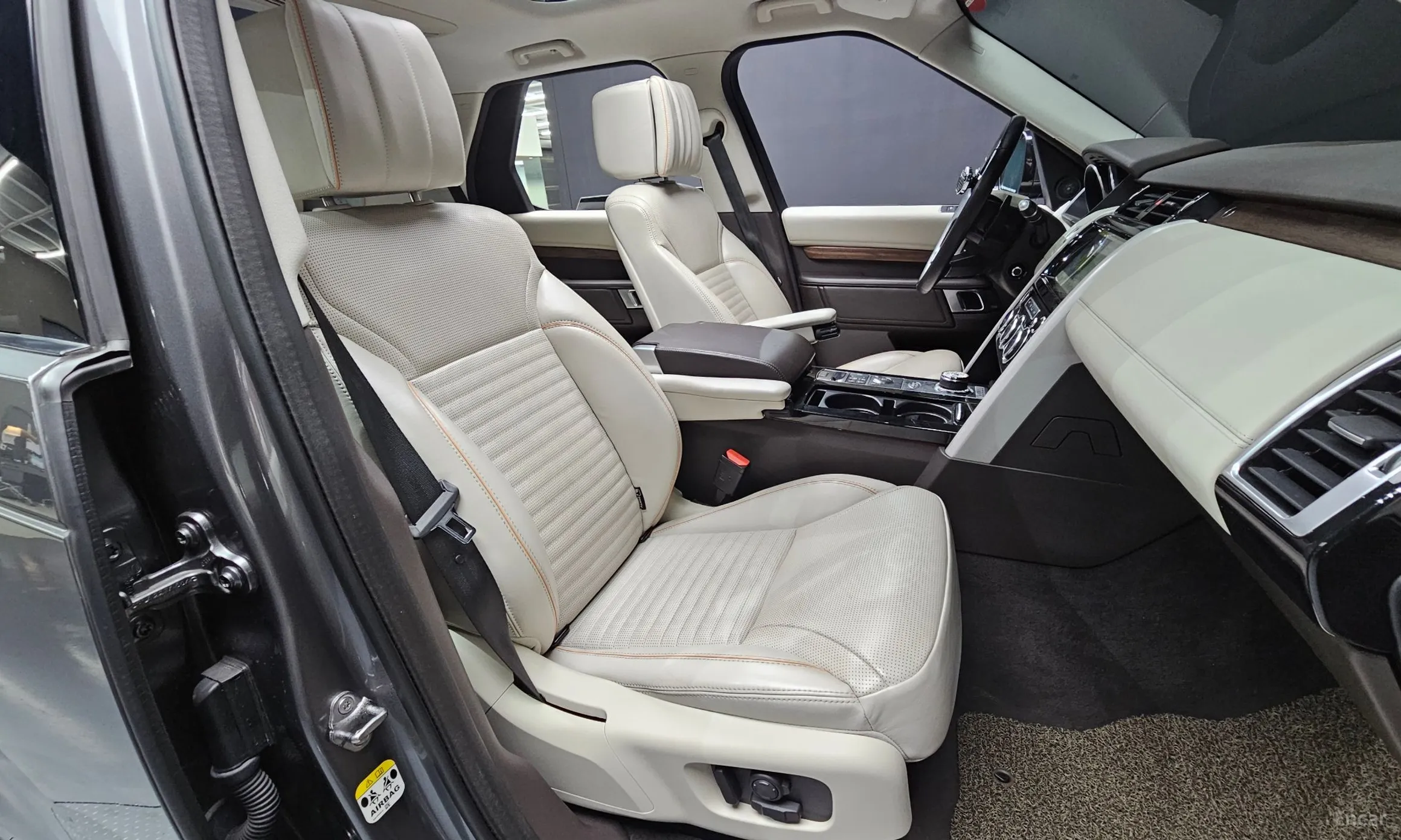 Land Rover Discovery 5 превью 11