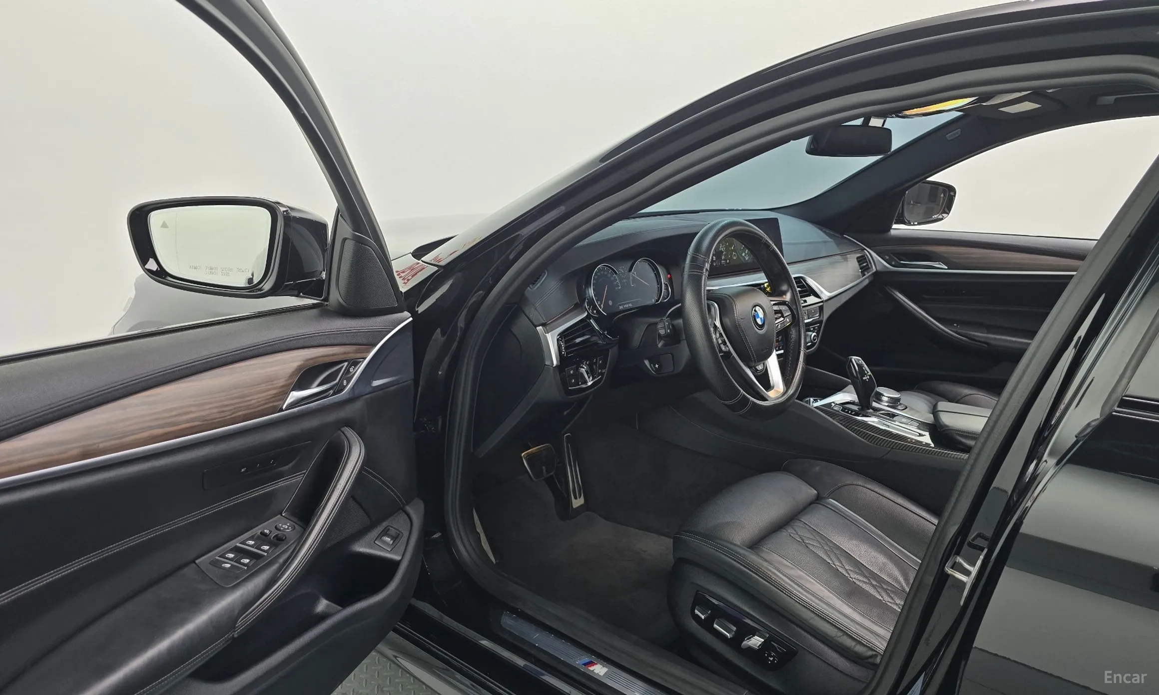 BMW 5 Series (G30) превью 10