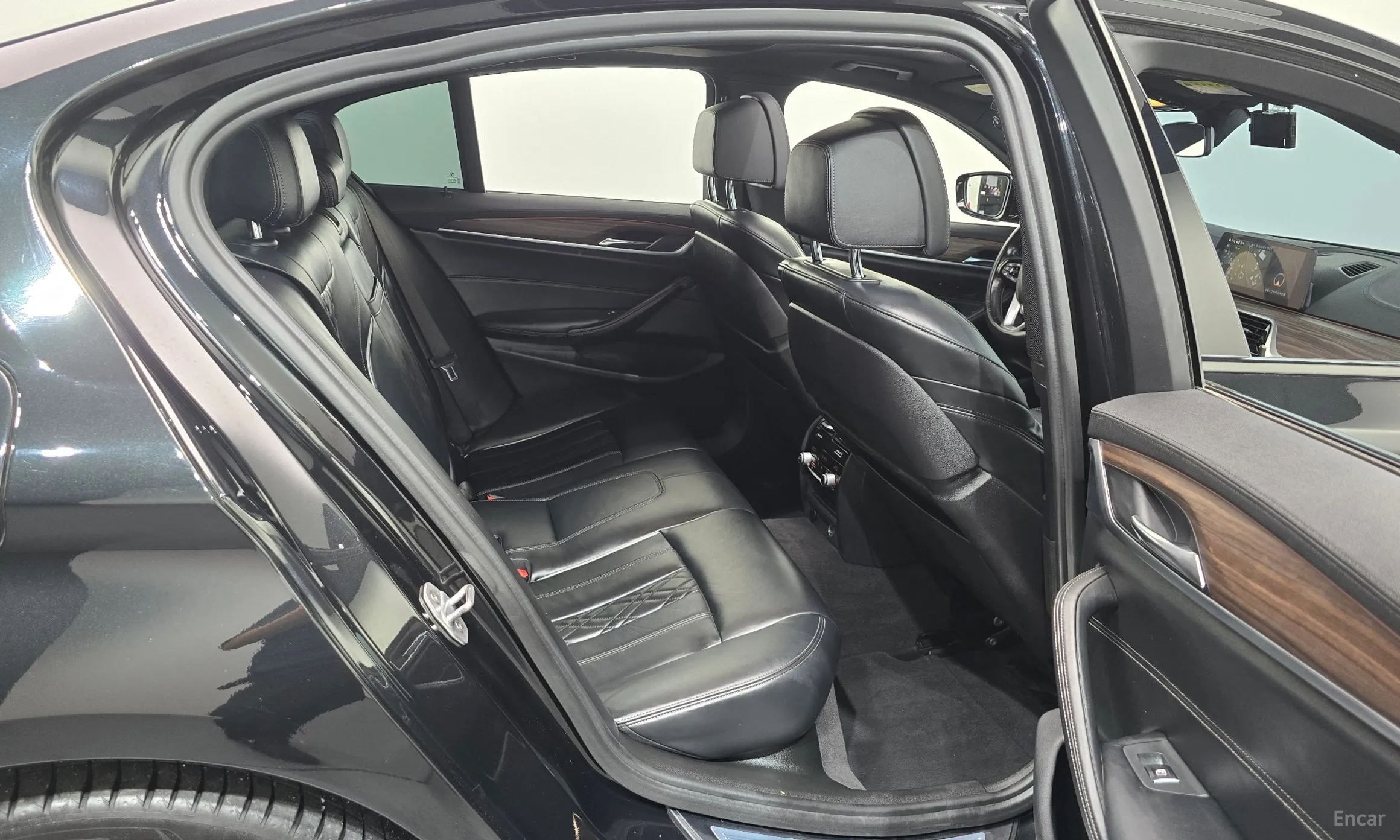 BMW 5 Series (G30) превью 11