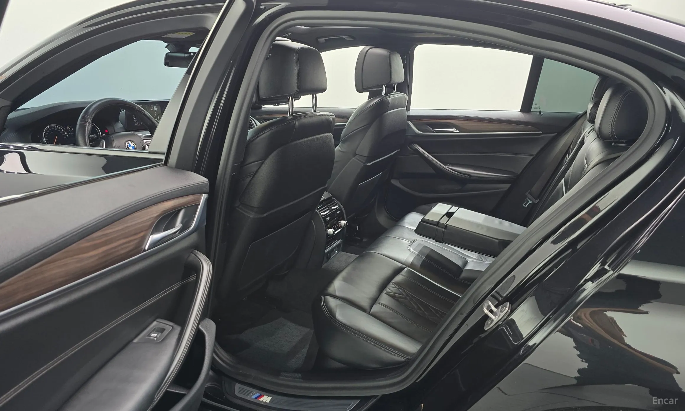 BMW 5 Series (G30) превью 12