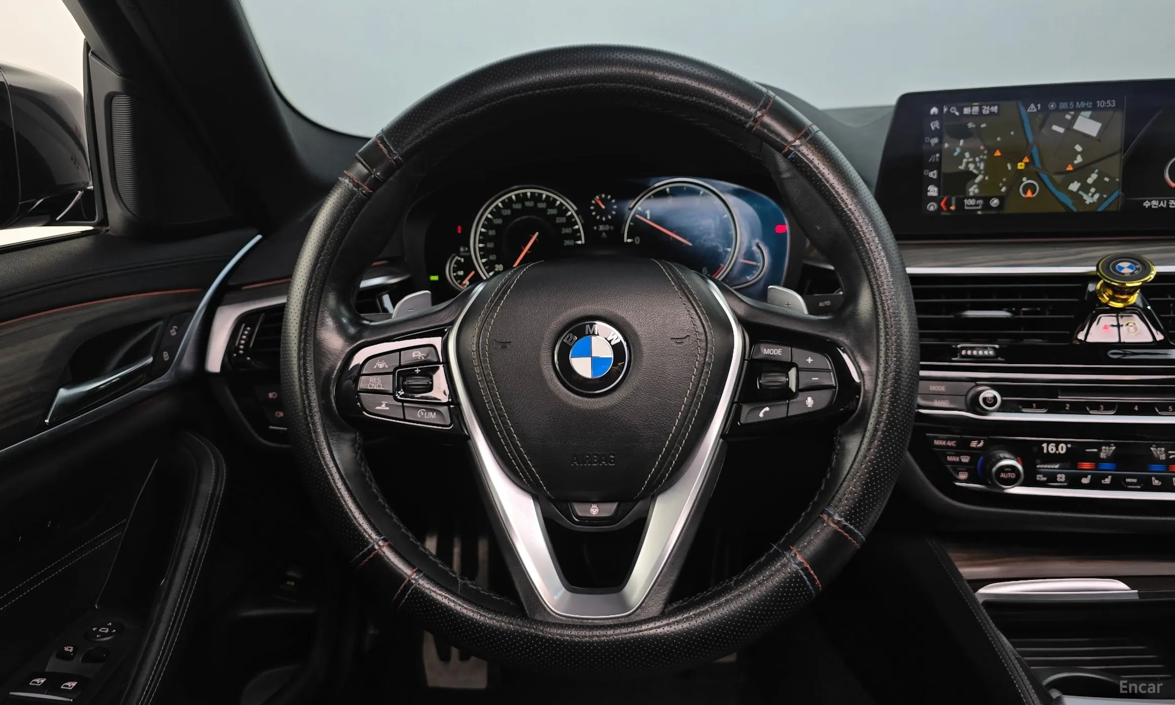 BMW 5 Series (G30) превью 14