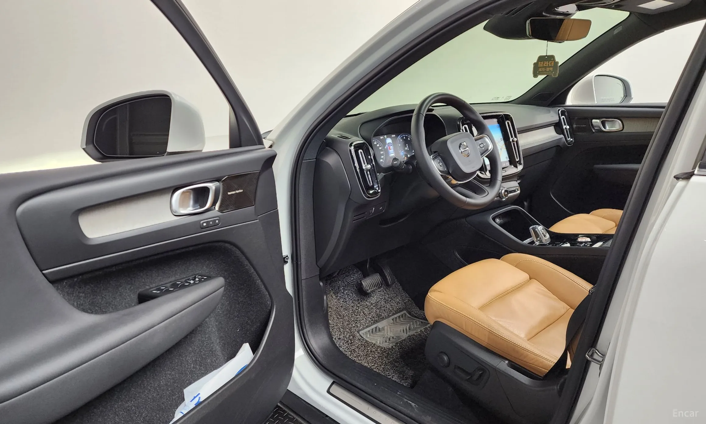 Volvo XC40 превью 10